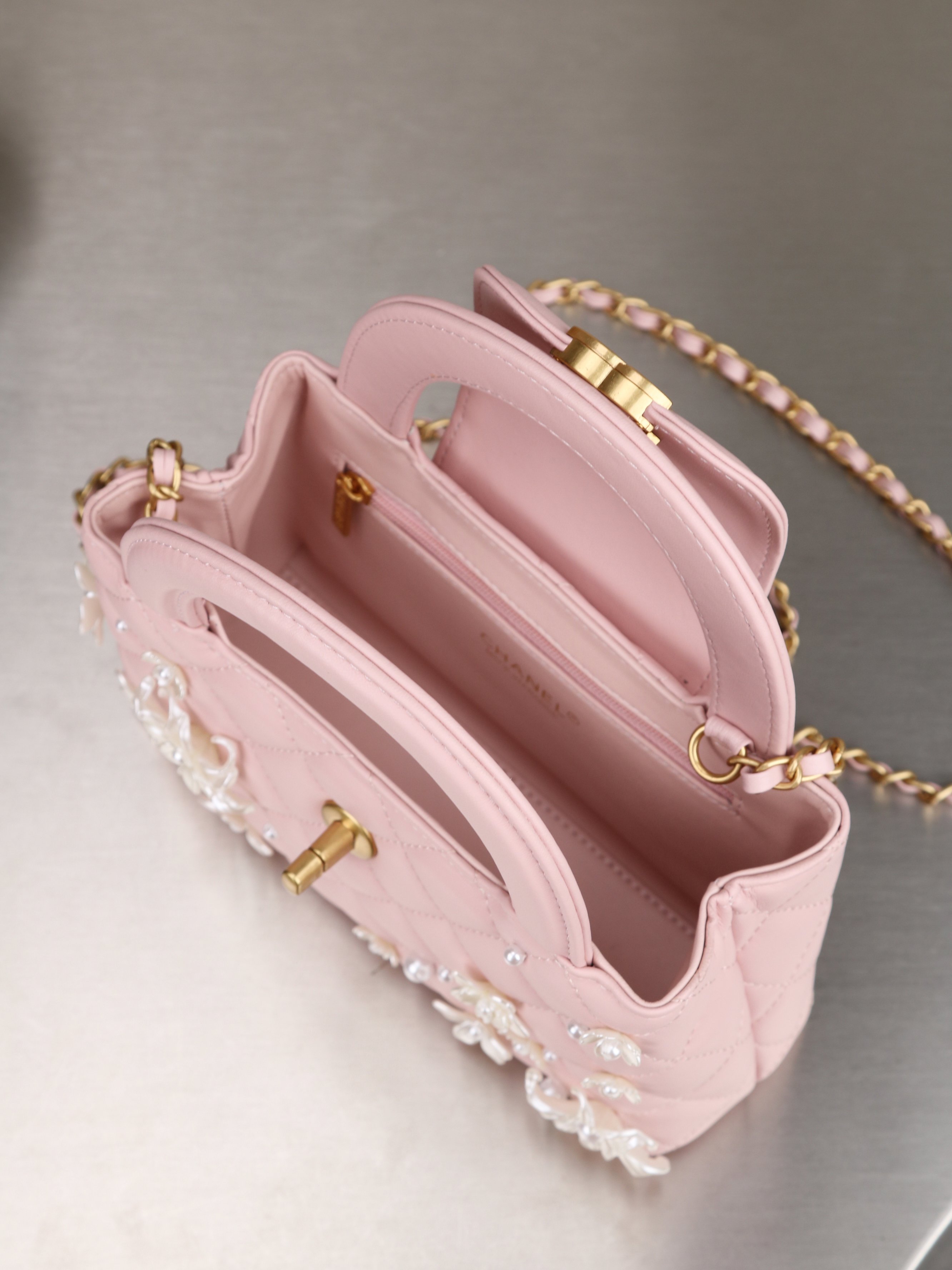 新款。香奈儿(CHANEL)经典CF系列手袋 🌸 优雅绽放,经典重塑 以经典菱格纹为基底,点缀立体花卉与珍珠装饰 新款。香奈儿(CHANEL)经典CF系列手袋 🌸 优雅绽放,经典重塑 以经典菱格纹为基底,点缀立体花卉与珍珠装饰