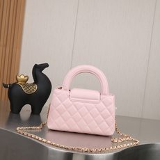 新款。香奈儿(CHANEL)经典CF系列手袋 🌸 优雅绽放,经典重塑 以经典菱格纹为基底,点缀立体花卉与珍珠装饰 新款。香奈儿(CHANEL)经典CF系列手袋 🌸 优雅绽放,经典重塑 以经典菱格纹为基底,点缀立体花卉与珍珠装饰