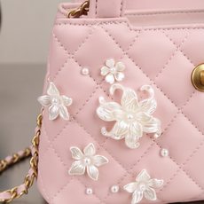新款。香奈儿(CHANEL)经典CF系列手袋 🌸 优雅绽放,经典重塑 以经典菱格纹为基底,点缀立体花卉与珍珠装饰 新款。香奈儿(CHANEL)经典CF系列手袋 🌸 优雅绽放,经典重塑 以经典菱格纹为基底,点缀立体花卉与珍珠装饰