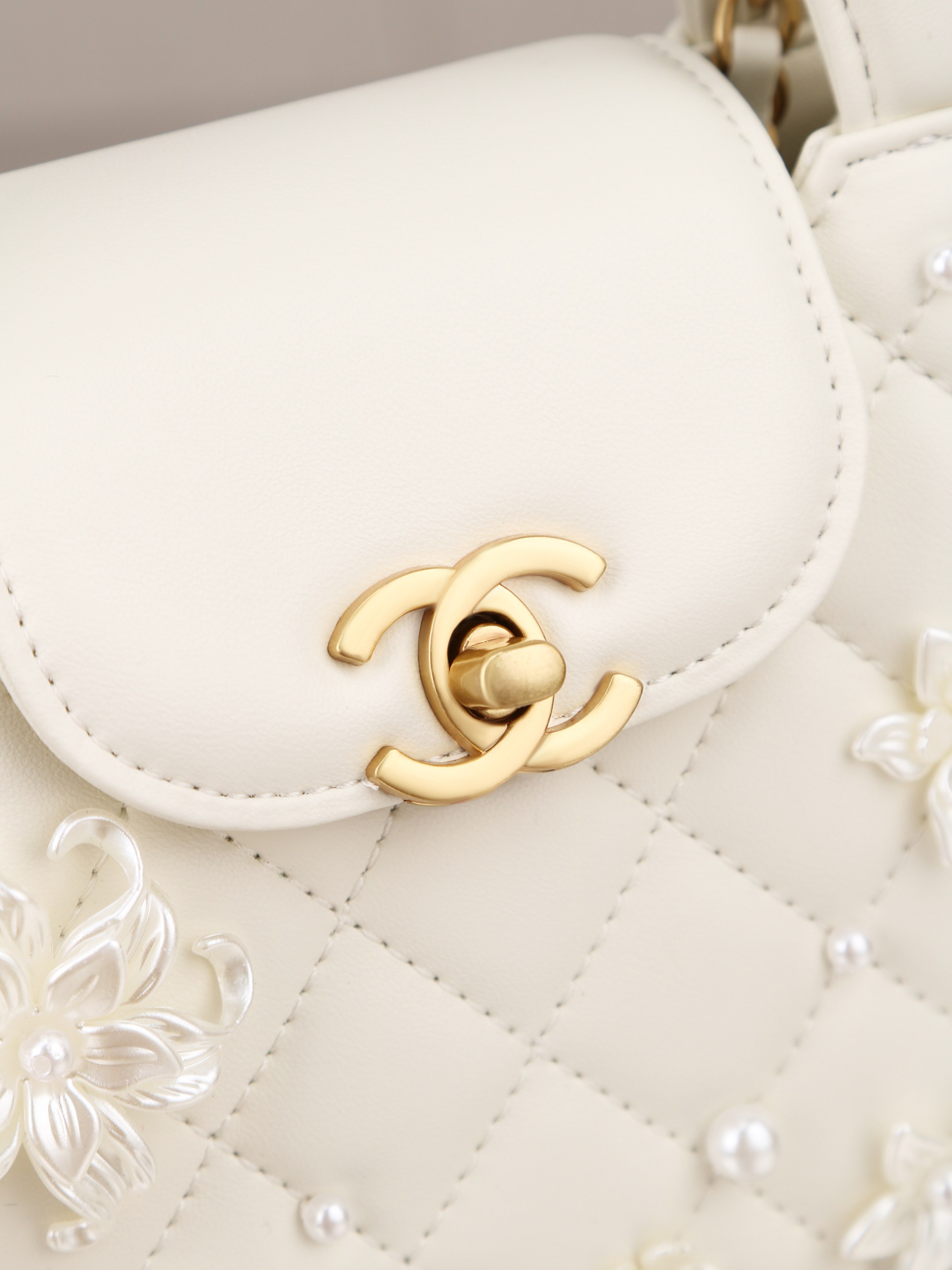 新款。香奈儿（CHANEL）经典CF系列手袋 🌸 ​​优雅绽放，经典重塑​​ 以经典菱格纹为基底，点缀立体花卉与珍珠装饰