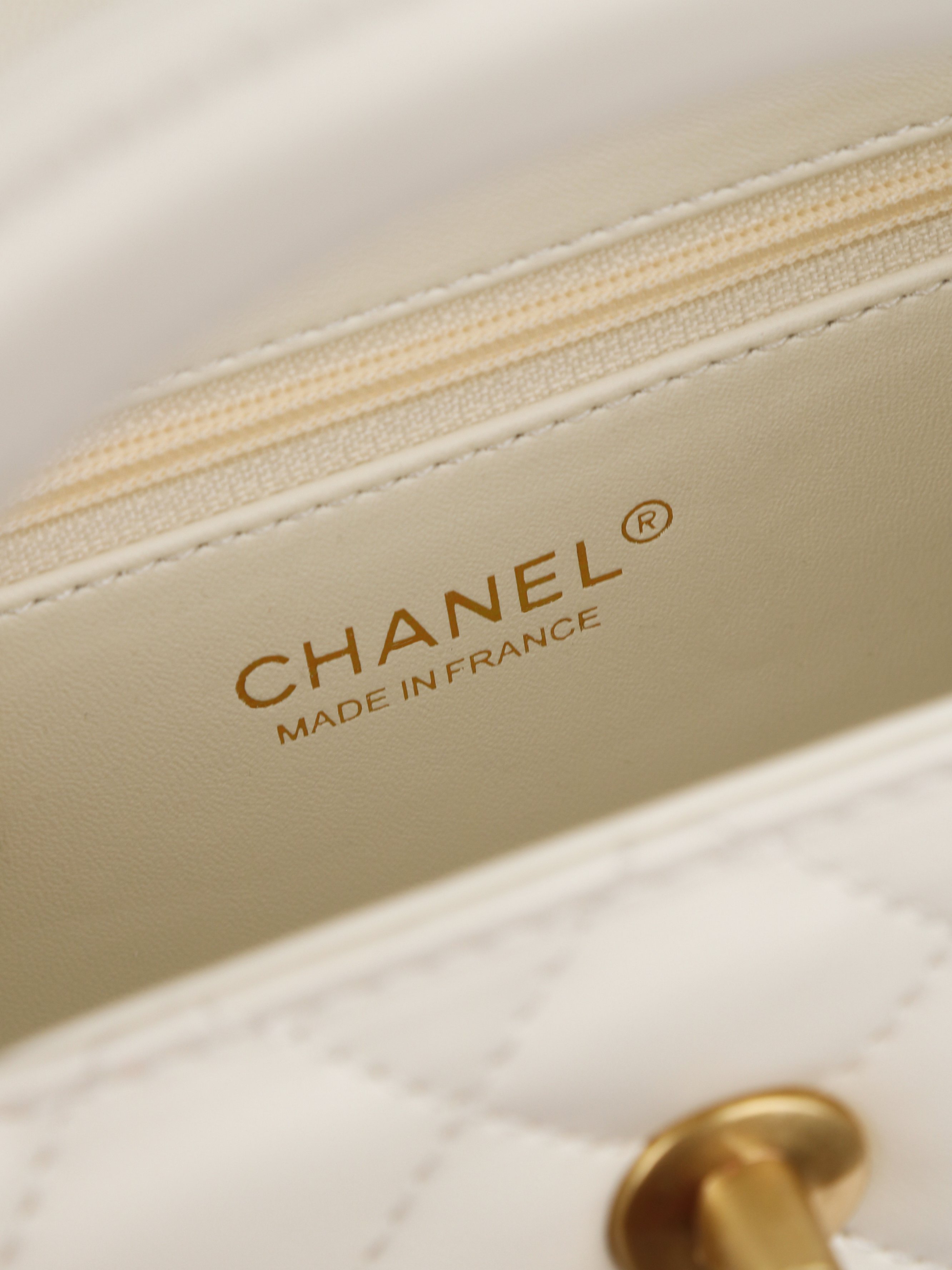新款。香奈儿（CHANEL）经典CF系列手袋 🌸 ​​优雅绽放，经典重塑​​ 以经典菱格纹为基底，点缀立体花卉与珍珠装饰