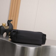 🎉新品🎉探索包🎉🎉 这款探索包采用进口尼龙面料,具有柔软的轮廓和多个口袋。轻质实用的Re-Nylon强调了设计的多功能风 🎉新品🎉探索包🎉🎉 这款探索包采用进口尼龙面料,具有柔软的轮廓和多个口袋。轻质实用的Re-Nylon强调了设计的多功能风