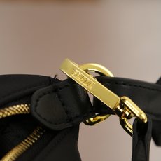 🎉新品🎉探索包🎉🎉 这款探索包采用进口尼龙面料,具有柔软的轮廓和多个口袋。轻质实用的Re-Nylon强调了设计的多功能风 🎉新品🎉探索包🎉🎉 这款探索包采用进口尼龙面料,具有柔软的轮廓和多个口袋。轻质实用的Re-Nylon强调了设计的多功能风