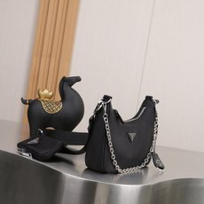 小号,Prada。nylon Hobo手拎/腋下包😘😘网红姐妹团疯狂种草而风靡时尚圈的hobo 出了新款!👏👏这款Hob 小号,Prada。nylon Hobo手拎/腋下包😘😘网红姐妹团疯狂种草而风靡时尚圈的hobo 出了新款!👏👏这款Hob