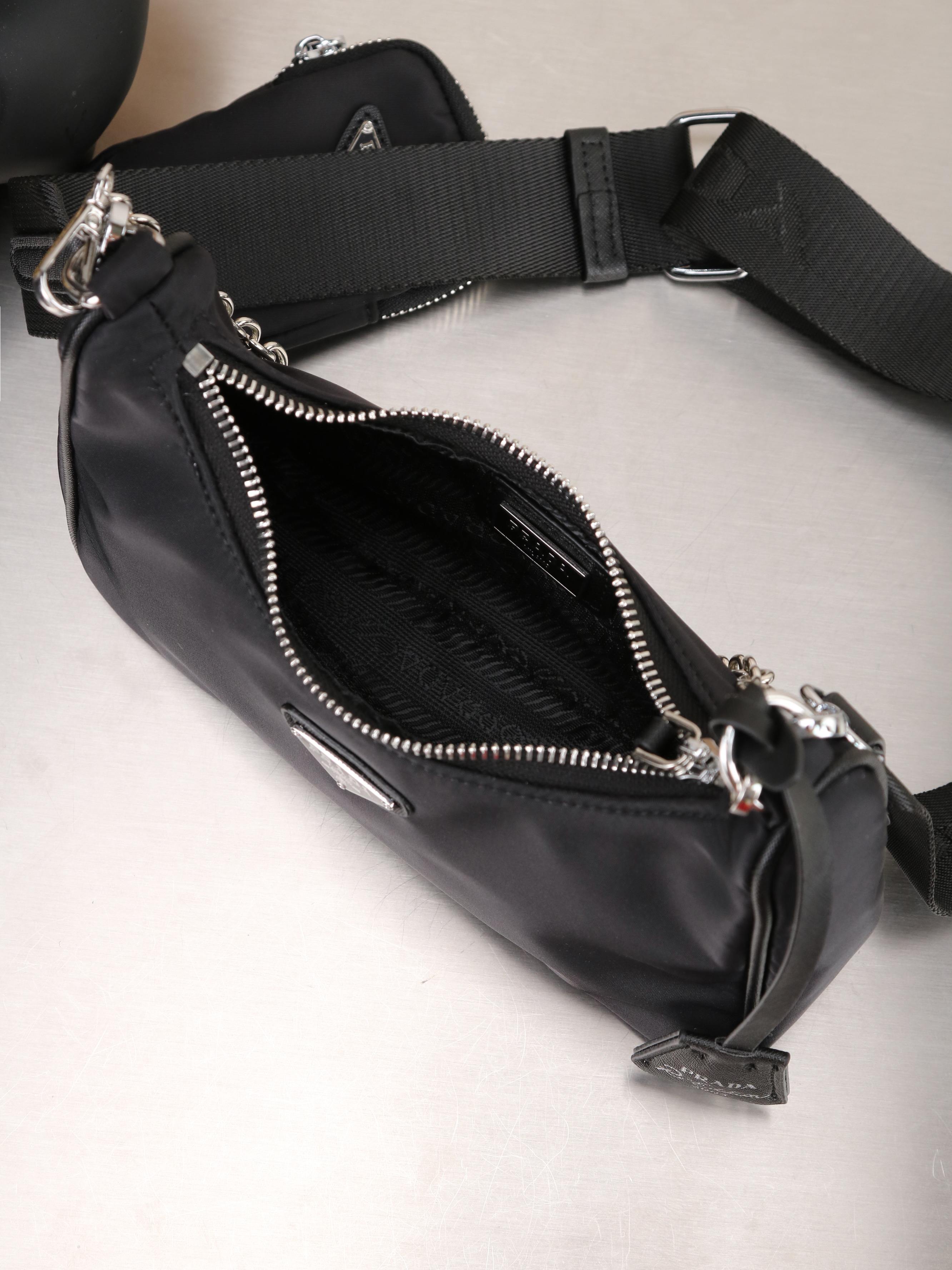 小号,Prada。nylon Hobo手拎/腋下包😘😘网红姐妹团疯狂种草而风靡时尚圈的hobo 出了新款!👏👏这款Hob 小号,Prada。nylon Hobo手拎/腋下包😘😘网红姐妹团疯狂种草而风靡时尚圈的hobo 出了新款!👏👏这款Hob