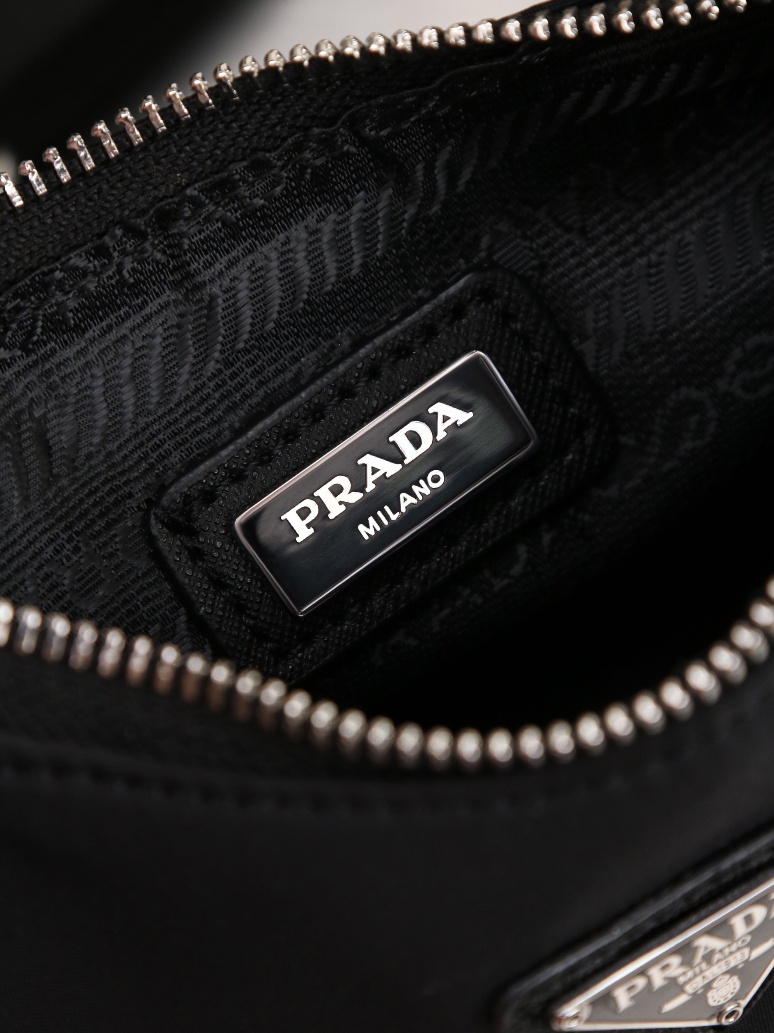 小号,Prada。nylon Hobo手拎/腋下包😘😘网红姐妹团疯狂种草而风靡时尚圈的hobo 出了新款!👏👏这款Hob 小号,Prada。nylon Hobo手拎/腋下包😘😘网红姐妹团疯狂种草而风靡时尚圈的hobo 出了新款!👏👏这款Hob