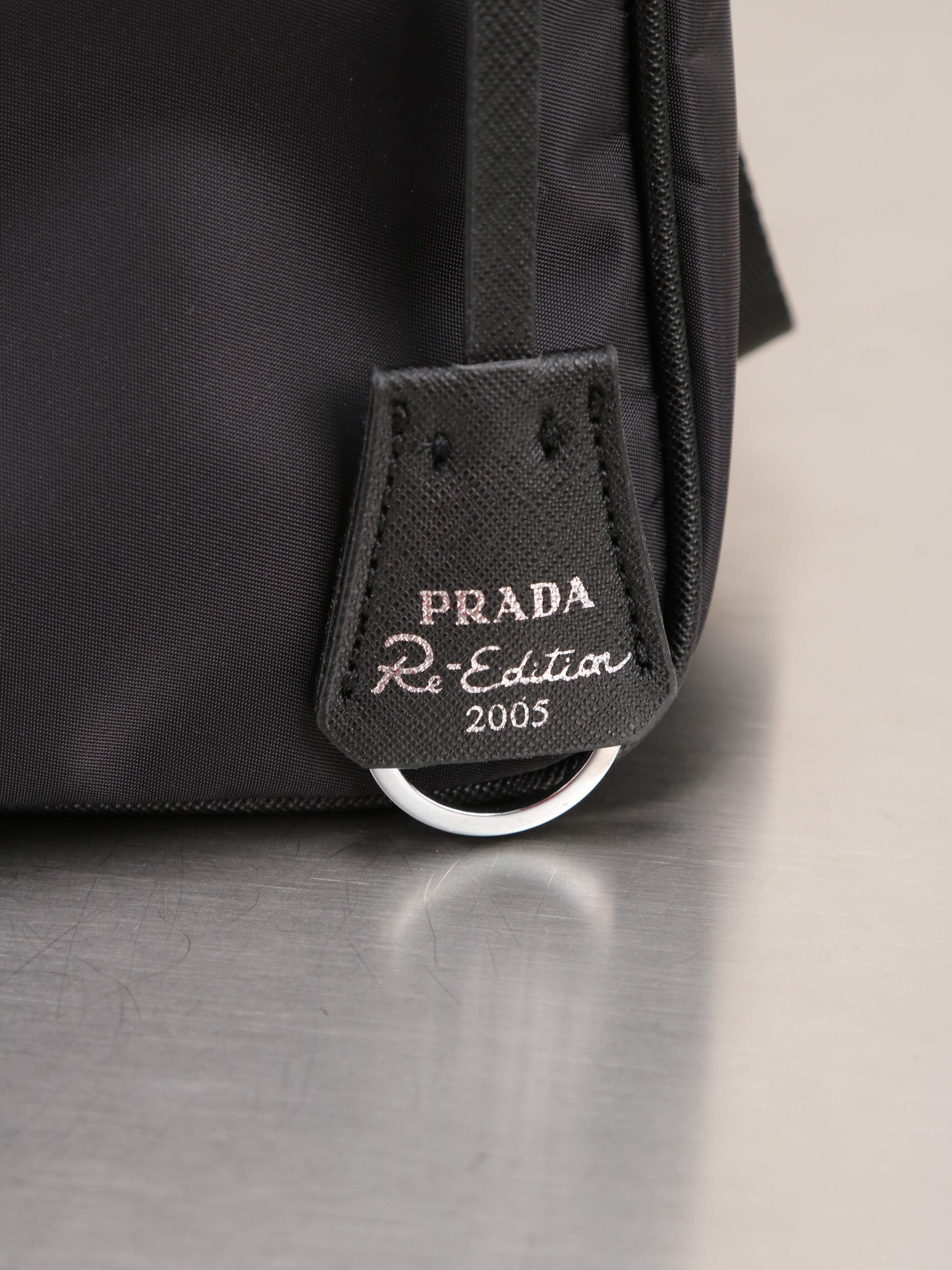 小号,Prada。nylon Hobo手拎/腋下包😘😘网红姐妹团疯狂种草而风靡时尚圈的hobo 出了新款!👏👏这款Hob 小号,Prada。nylon Hobo手拎/腋下包😘😘网红姐妹团疯狂种草而风靡时尚圈的hobo 出了新款!👏👏这款Hob