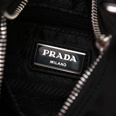 大号,Prada。nylon Hobo手拎/腋下包😘😘网红姐妹团疯狂种草而风靡时尚圈的hobo 出了新款!👏👏这款Hob 大号,Prada。nylon Hobo手拎/腋下包😘😘网红姐妹团疯狂种草而风靡时尚圈的hobo 出了新款!👏👏这款Hob