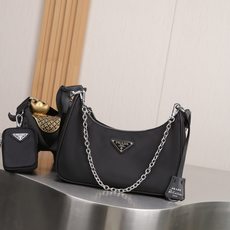 大号,Prada。nylon Hobo手拎/腋下包😘😘网红姐妹团疯狂种草而风靡时尚圈的hobo 出了新款!👏👏这款Hob 大号,Prada。nylon Hobo手拎/腋下包😘😘网红姐妹团疯狂种草而风靡时尚圈的hobo 出了新款!👏👏这款Hob