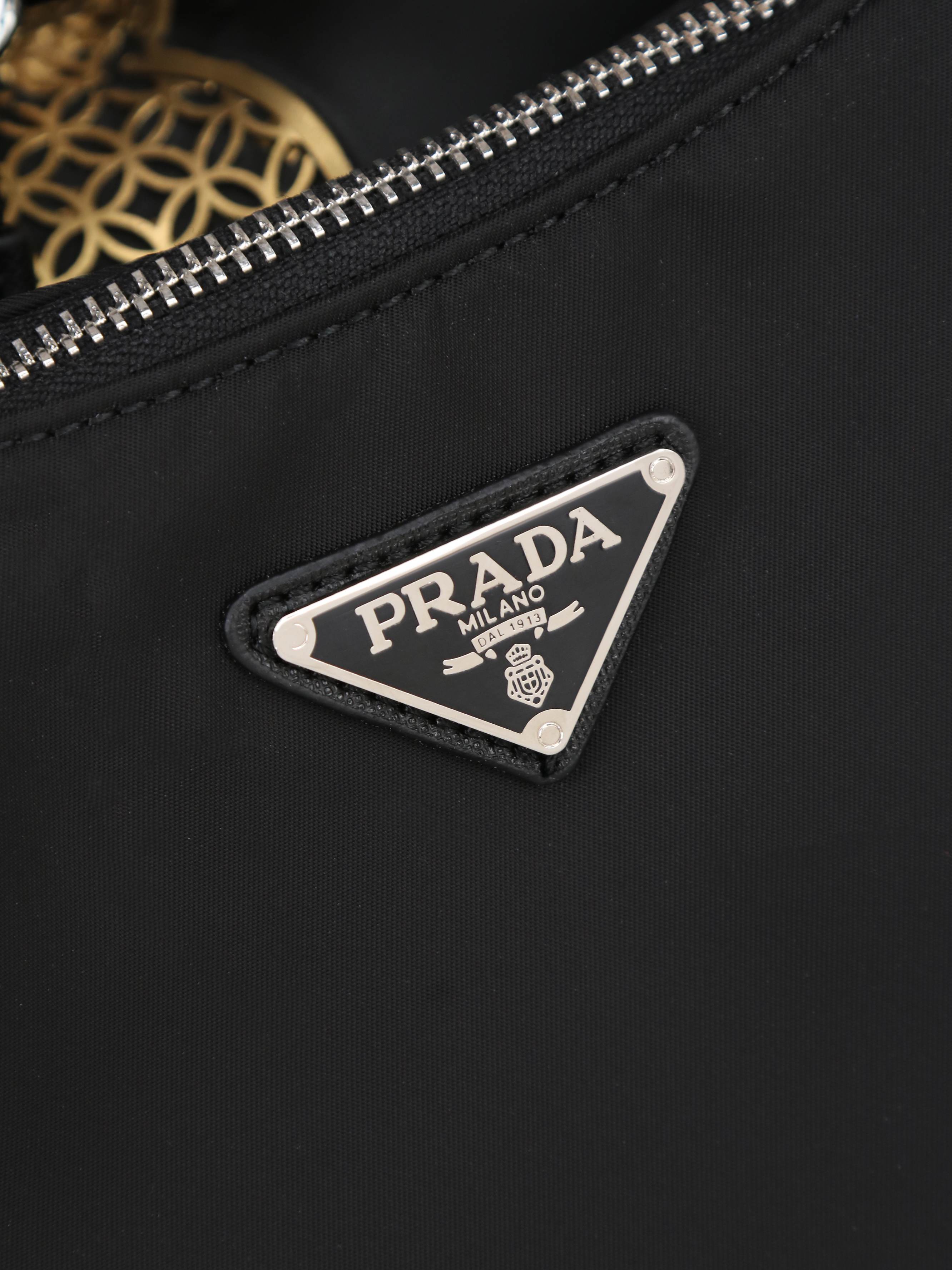 大号,Prada。nylon Hobo手拎/腋下包😘😘网红姐妹团疯狂种草而风靡时尚圈的hobo 出了新款!👏👏这款Hob 大号,Prada。nylon Hobo手拎/腋下包😘😘网红姐妹团疯狂种草而风靡时尚圈的hobo 出了新款!👏👏这款Hob