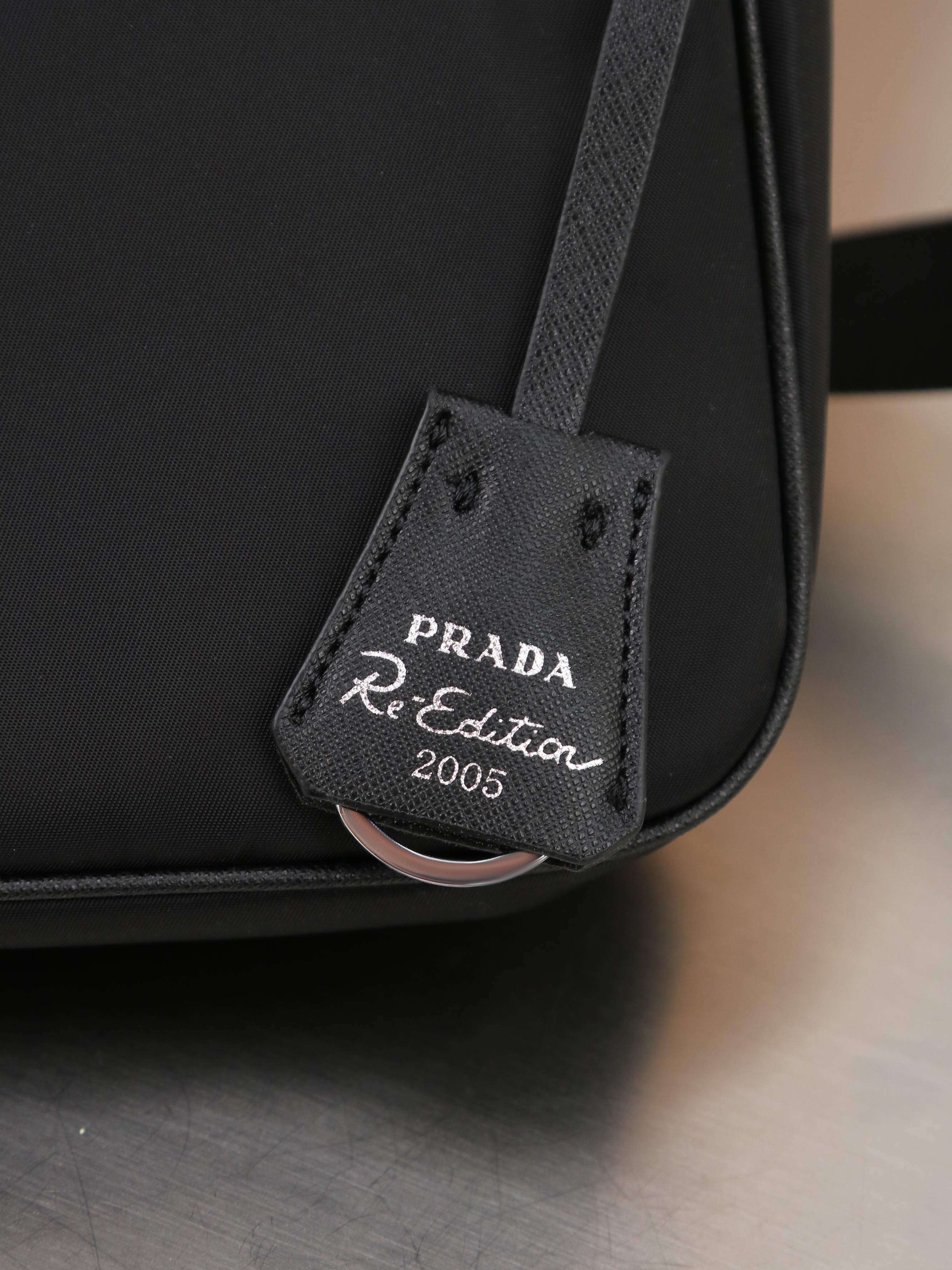 大号,Prada。nylon Hobo手拎/腋下包😘😘网红姐妹团疯狂种草而风靡时尚圈的hobo 出了新款!👏👏这款Hob 大号,Prada。nylon Hobo手拎/腋下包😘😘网红姐妹团疯狂种草而风靡时尚圈的hobo 出了新款!👏👏这款Hob