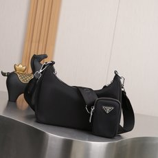 大号,Prada。nylon Hobo手拎/腋下包😘😘网红姐妹团疯狂种草而风靡时尚圈的hobo 出了新款!👏👏这款Hob 大号,Prada。nylon Hobo手拎/腋下包😘😘网红姐妹团疯狂种草而风靡时尚圈的hobo 出了新款!👏👏这款Hob