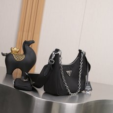 大号,Prada。nylon Hobo手拎/腋下包😘😘网红姐妹团疯狂种草而风靡时尚圈的hobo 出了新款!👏👏这款Hob 大号,Prada。nylon Hobo手拎/腋下包😘😘网红姐妹团疯狂种草而风靡时尚圈的hobo 出了新款!👏👏这款Hob