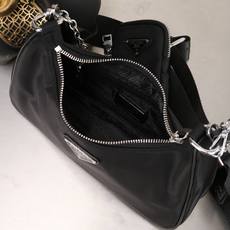 大号,Prada。nylon Hobo手拎/腋下包😘😘网红姐妹团疯狂种草而风靡时尚圈的hobo 出了新款!👏👏这款Hob 大号,Prada。nylon Hobo手拎/腋下包😘😘网红姐妹团疯狂种草而风靡时尚圈的hobo 出了新款!👏👏这款Hob