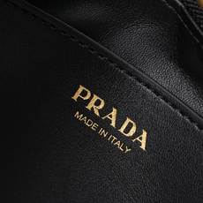 新款。🎁 PRAD A月亮/月牙包 本季黑马四小牛皮和淡金的配色,月牙形状自带调扣,整体皮穿链,可盐可甜 展现优雅的同时 新款。🎁 PRAD A月亮/月牙包 本季黑马四小牛皮和淡金的配色,月牙形状自带调扣,整体皮穿链,可盐可甜 展现优雅的同时