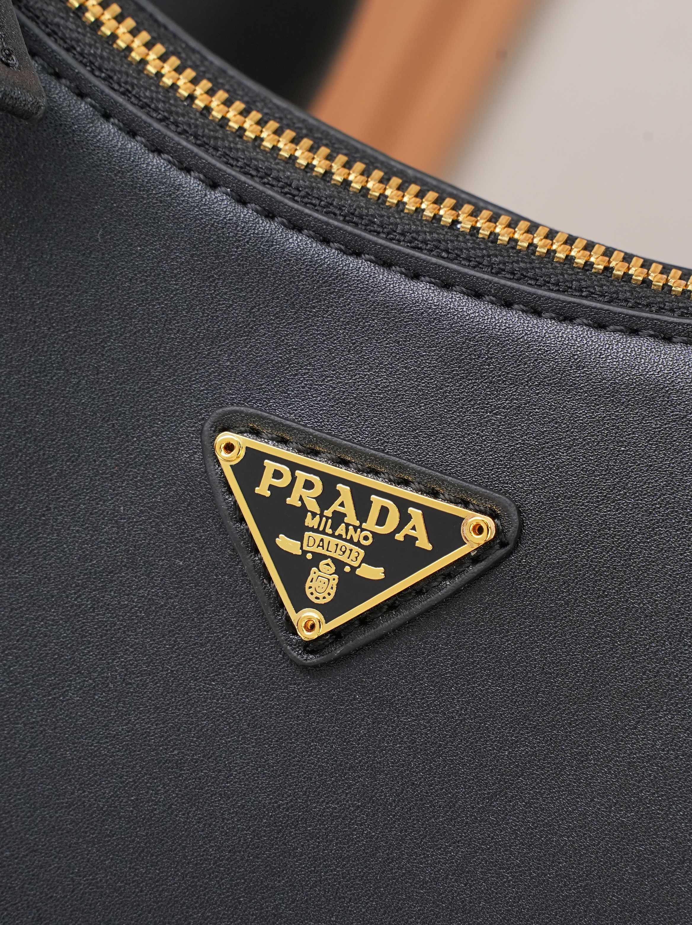 新款。🎁 PRAD A月亮/月牙包 本季黑马四小牛皮和淡金的配色,月牙形状自带调扣,整体皮穿链,可盐可甜 展现优雅的同时 新款。🎁 PRAD A月亮/月牙包 本季黑马四小牛皮和淡金的配色,月牙形状自带调扣,整体皮穿链,可盐可甜 展现优雅的同时