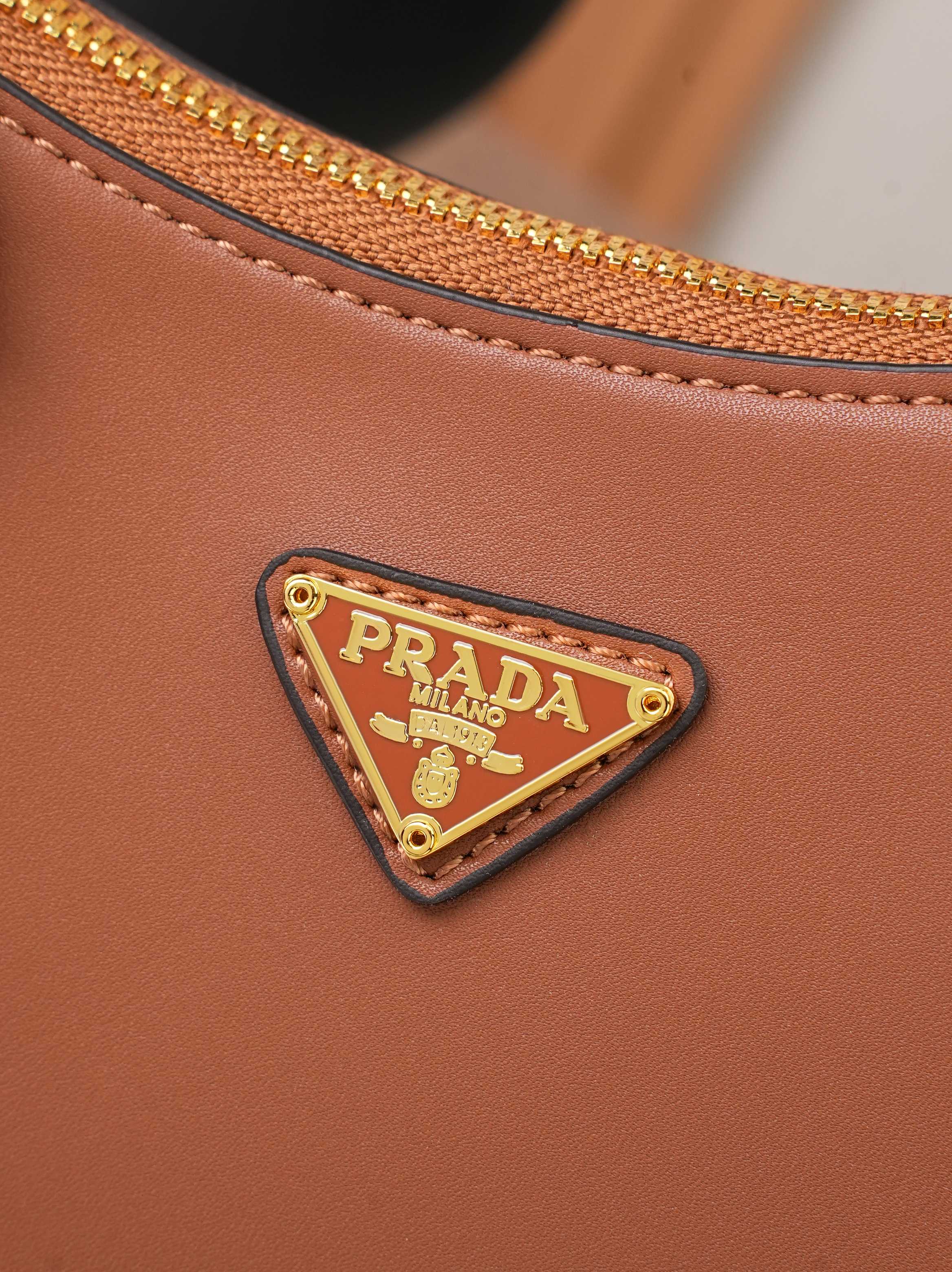 新款。🎁 PRAD A月亮/月牙包 本季黑马四小牛皮和淡金的配色,月牙形状自带调扣,整体皮穿链,可盐可甜 展现优雅的同时 新款。🎁 PRAD A月亮/月牙包 本季黑马四小牛皮和淡金的配色,月牙形状自带调扣,整体皮穿链,可盐可甜 展现优雅的同时