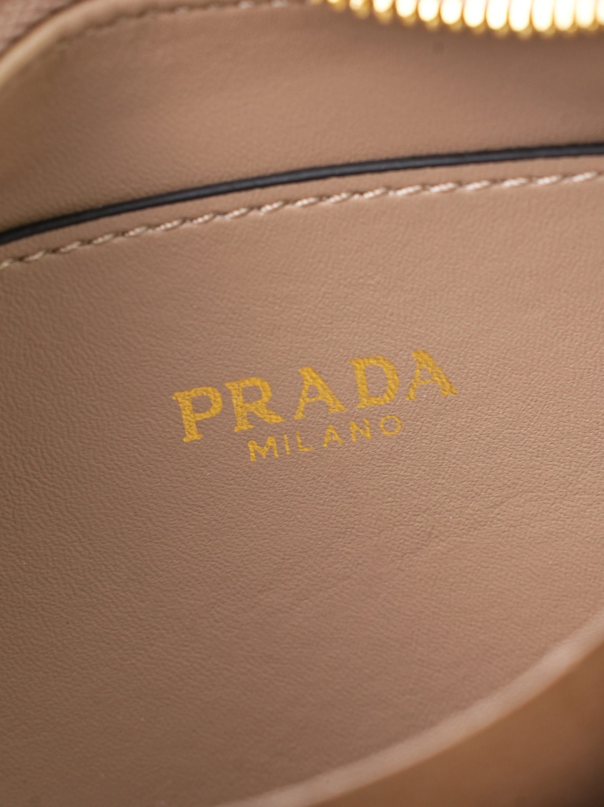新款。🎁 PRAD A月亮/月牙包 本季黑马四小牛皮和淡金的配色,月牙形状自带调扣,整体皮穿链,可盐可甜 展现优雅的同时 新款。🎁 PRAD A月亮/月牙包 本季黑马四小牛皮和淡金的配色,月牙形状自带调扣,整体皮穿链,可盐可甜 展现优雅的同时