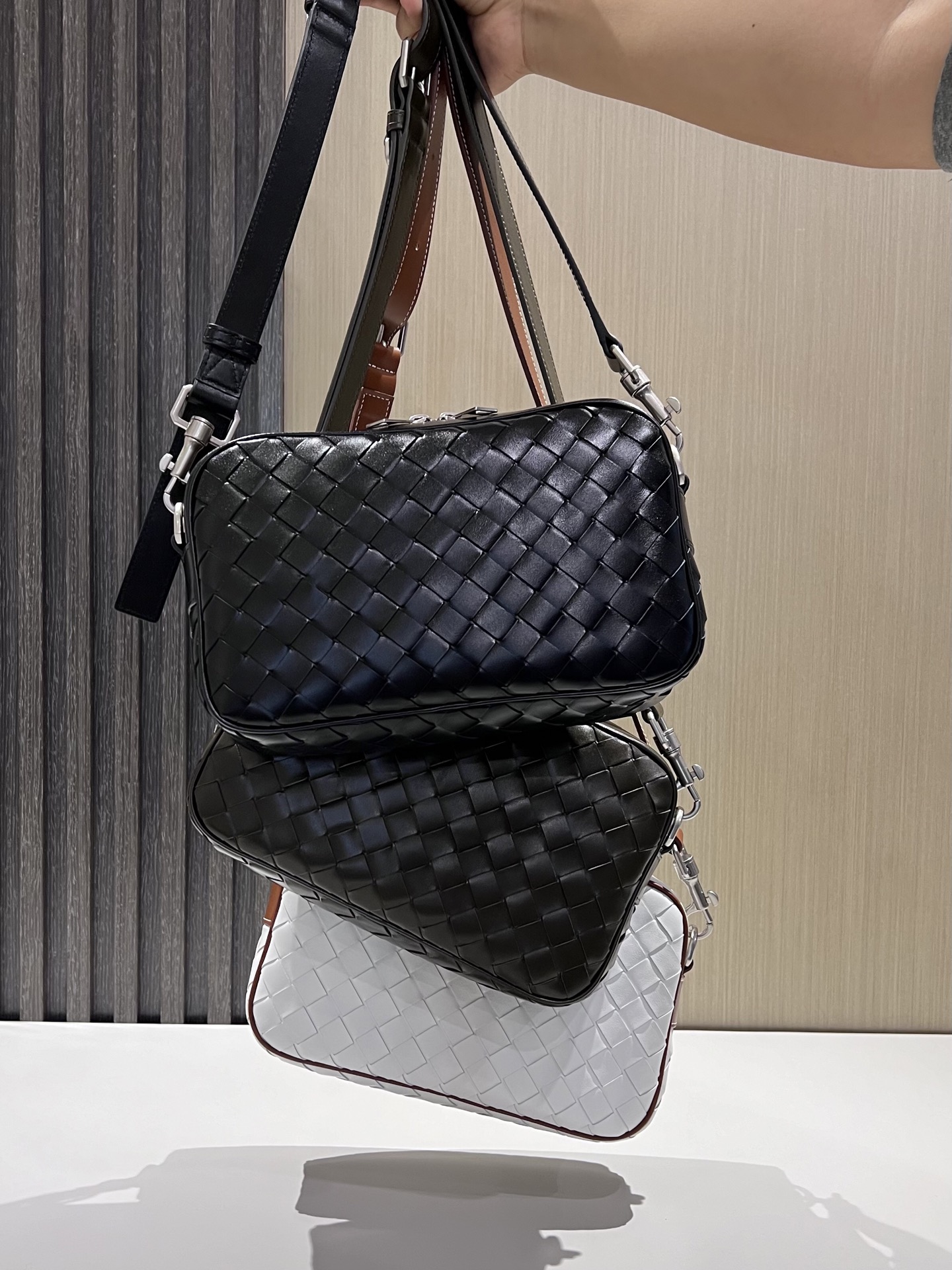 Coach Camera bag is a standard accessory for boys! !