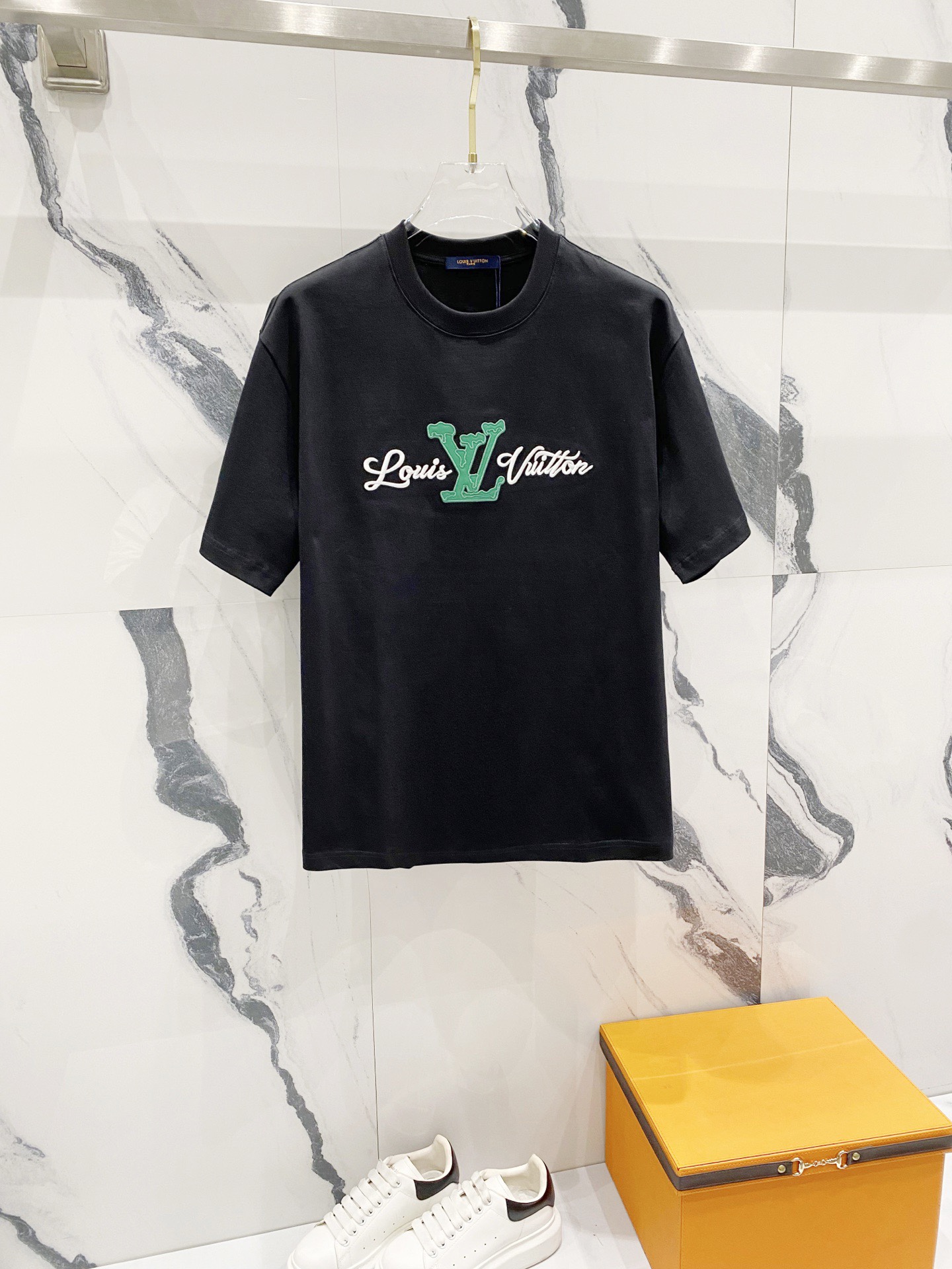 P85 LOUIS VUITTON 2025 nueva camiseta de manga corta firma de pasarela ✍️logotipo bordado🪡, la parte verde está person…