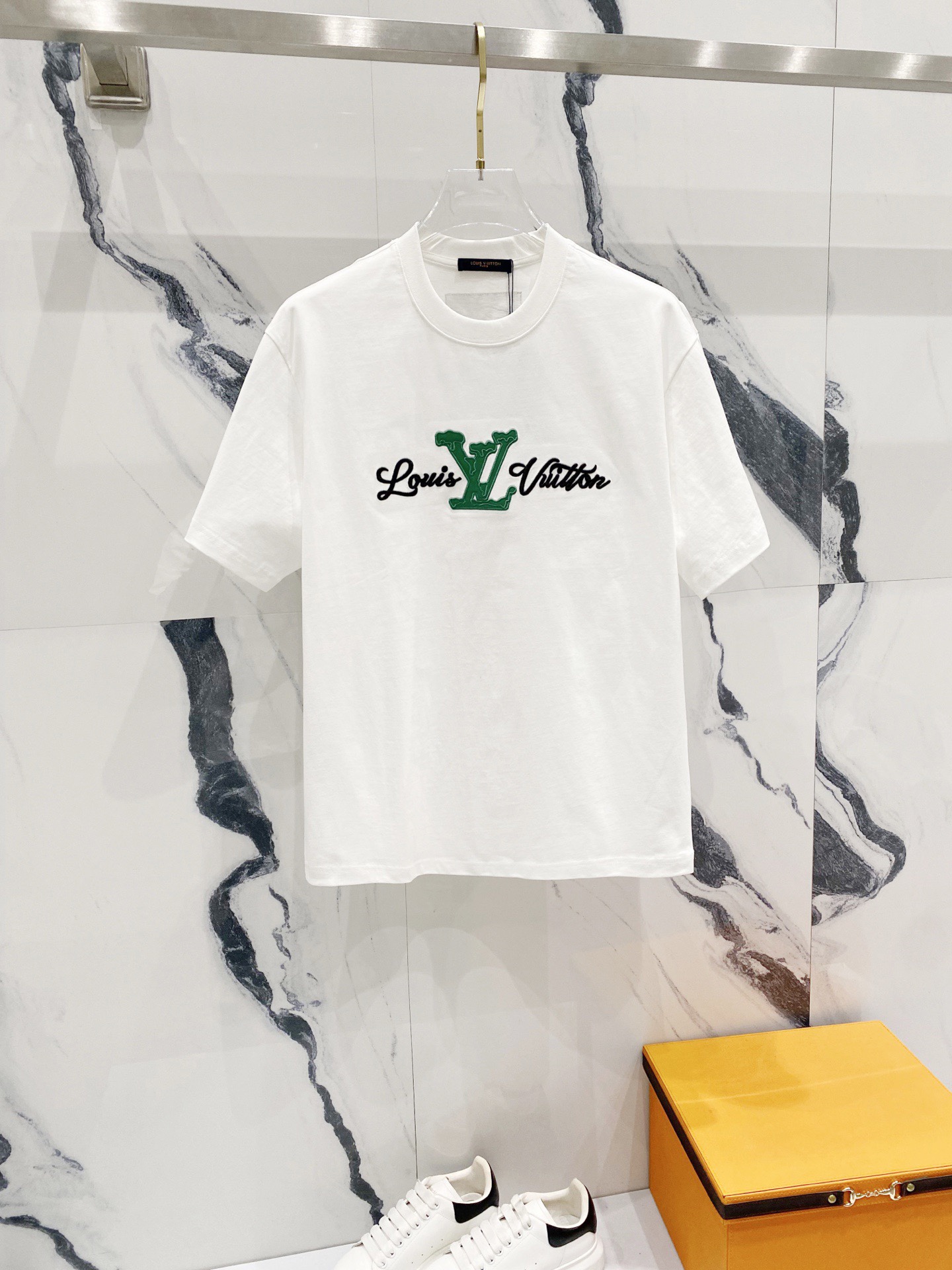 P85 LOUIS VUITTON 2025 nueva camiseta de manga corta firma de pasarela ✍️logotipo bordado🪡, la parte verde está person…