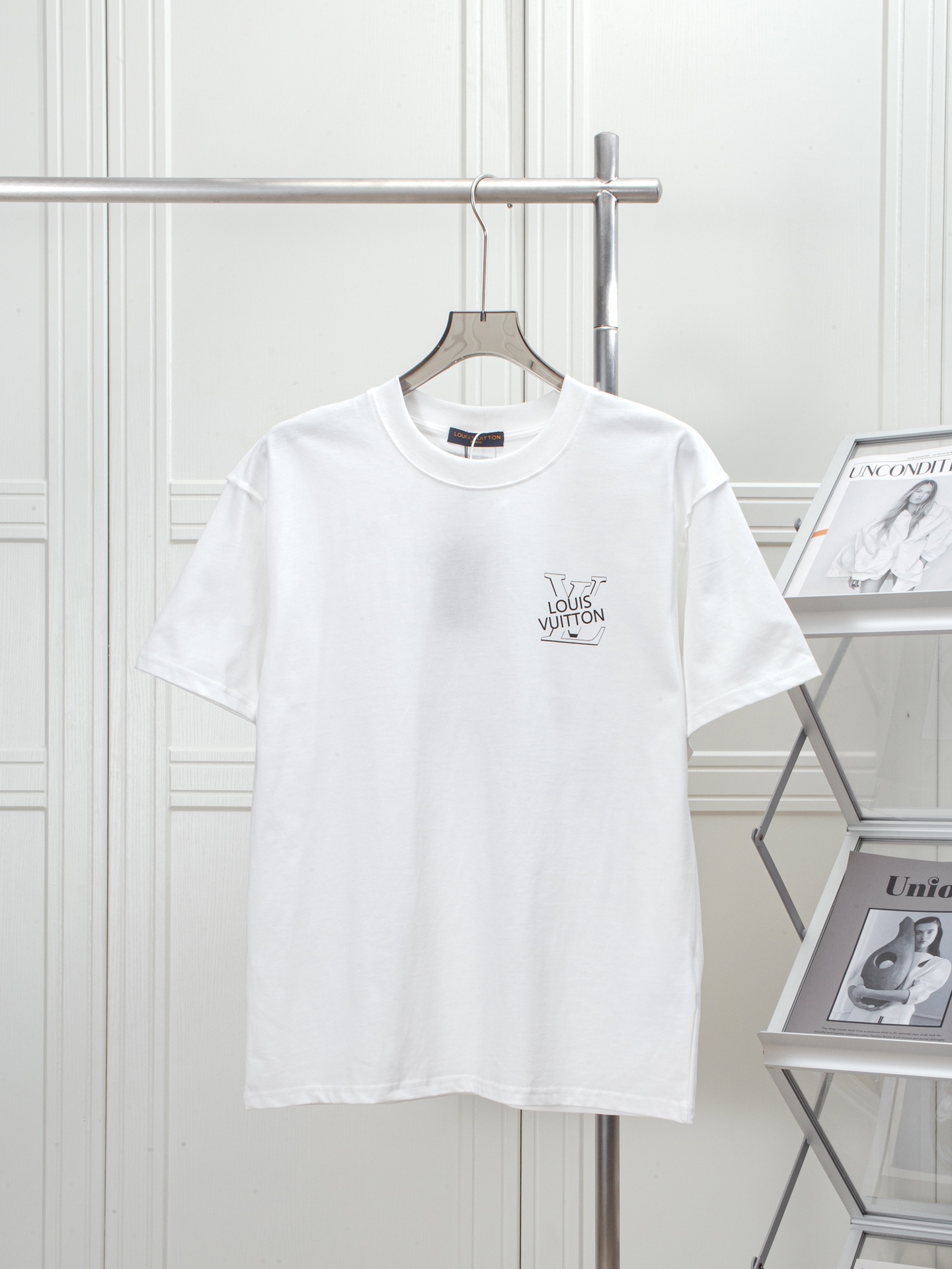 P75 LOUIS VUITTON 2025 nueva camiseta de manga corta, con un sencillo logo estampado en la parte delantera y un tema de…