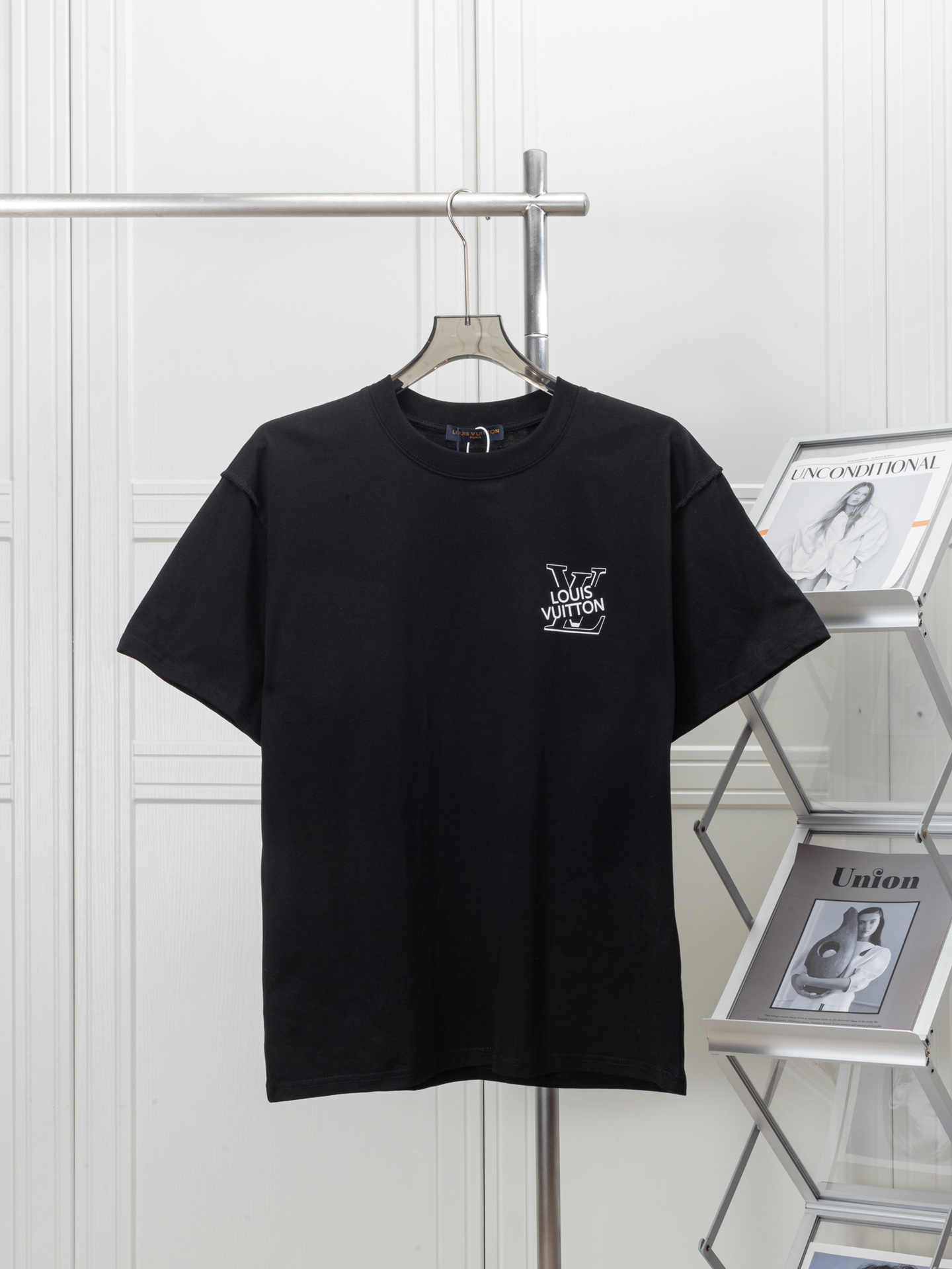 P75 LOUIS VUITTON 2025 nueva camiseta de manga corta, con un sencillo logo estampado en la parte delantera y un tema de…
