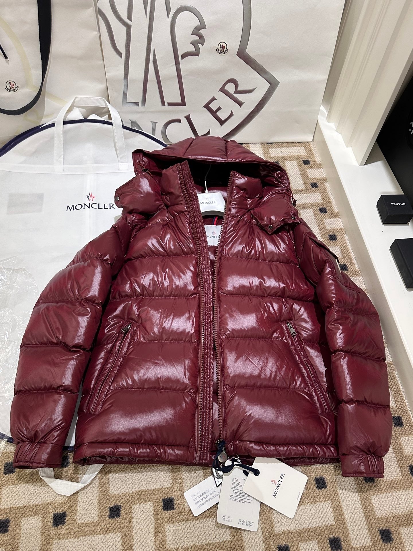 NO:599381,Price adjustment Mengkou* Top original MONCLER new winter down jacket, national standard goose down, full and fluffy, light and weight-free upper body, exclusive use of nylon inside and outside, one of the best in the market, everything is customized according to the original version. The original processing factory produces electroplated hardware accessories. Same style for men and women. Sizes 48-56, Moncler, down jacket, alexander wang19860909调价  蒙口* 顶级原版 MONCLER 冬季新款羽绒服,国标鹅绒,充绒量蓬松饱满,上身轻盈不负重,市面独家使用里外锦纶市面最顶级没有之一,一切遵照原版定制.原代加工厂出品电镀五金辅料.男女同款 尺码48-56,,Moncler,down jacket,alexander wang,Men's clothing