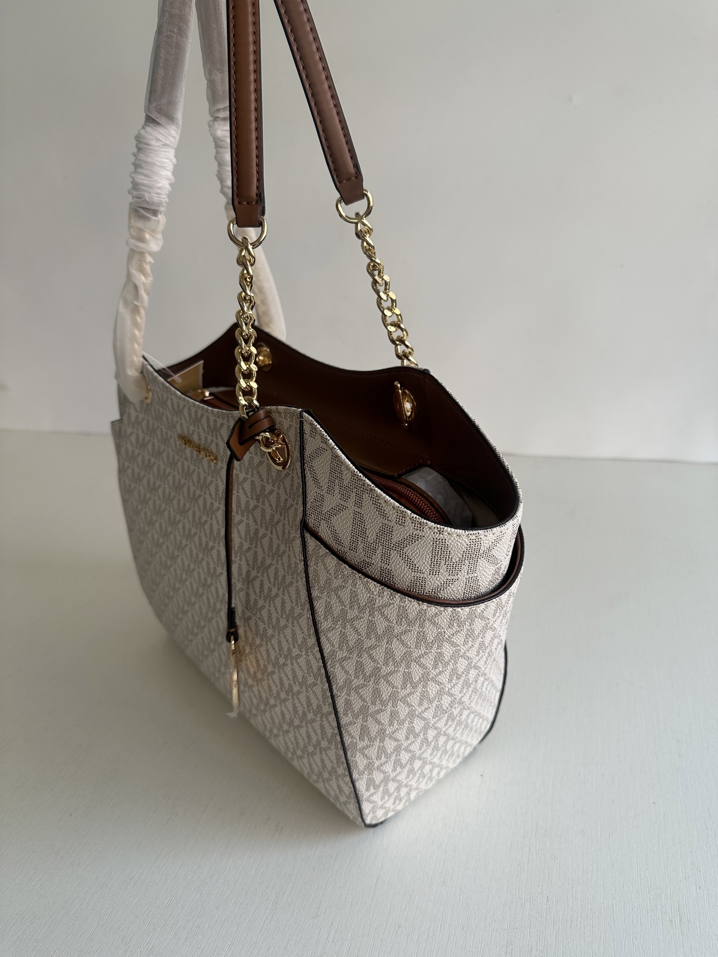 原单340
mk新款JET SET TRAVEL系列妈咪购物袋，尺寸:底长27上宽39&times;26&times;11