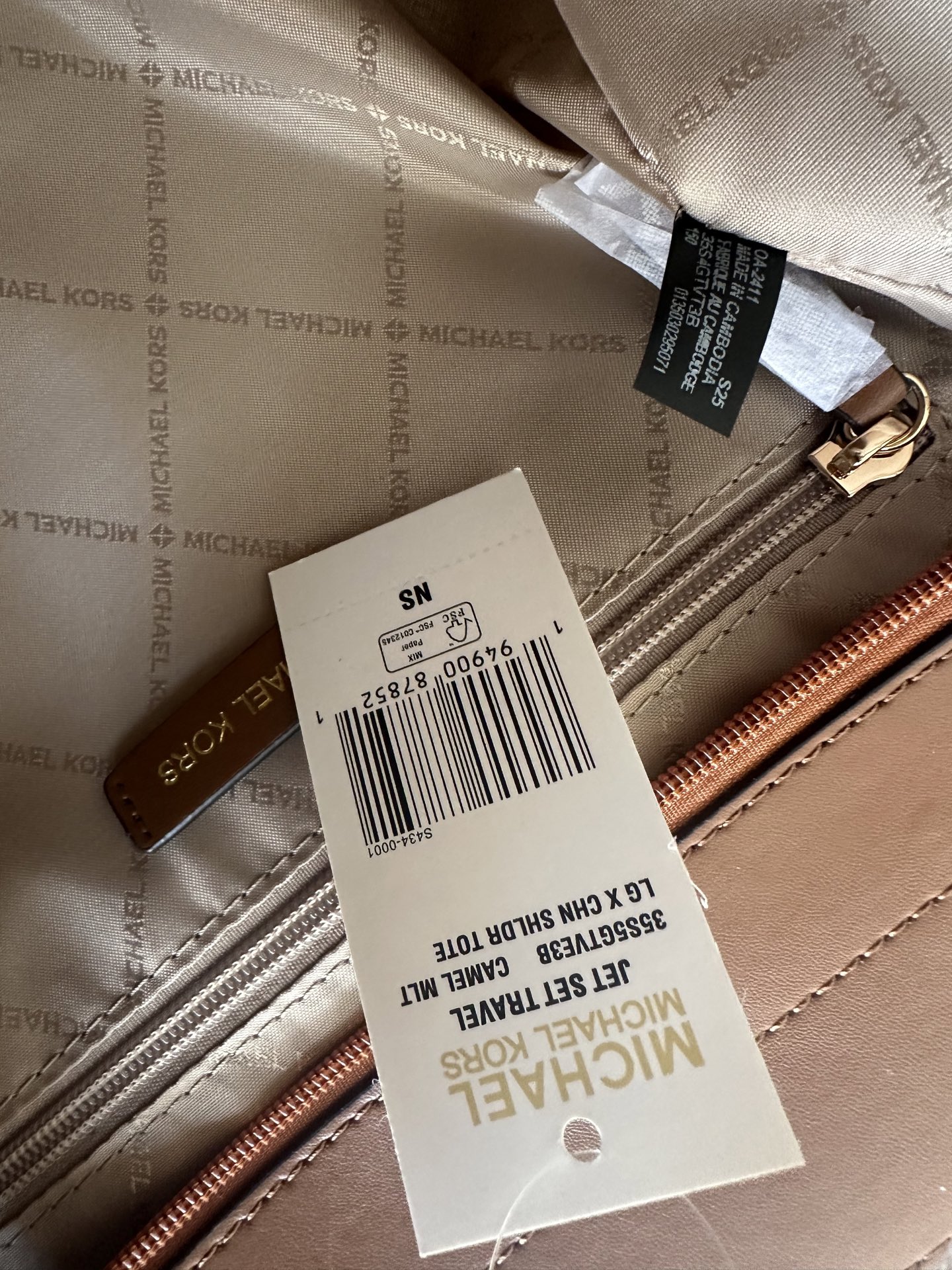 原单340
mk新款JET SET TRAVEL系列妈咪购物袋，尺寸:底长27上宽39&times;26&times;11