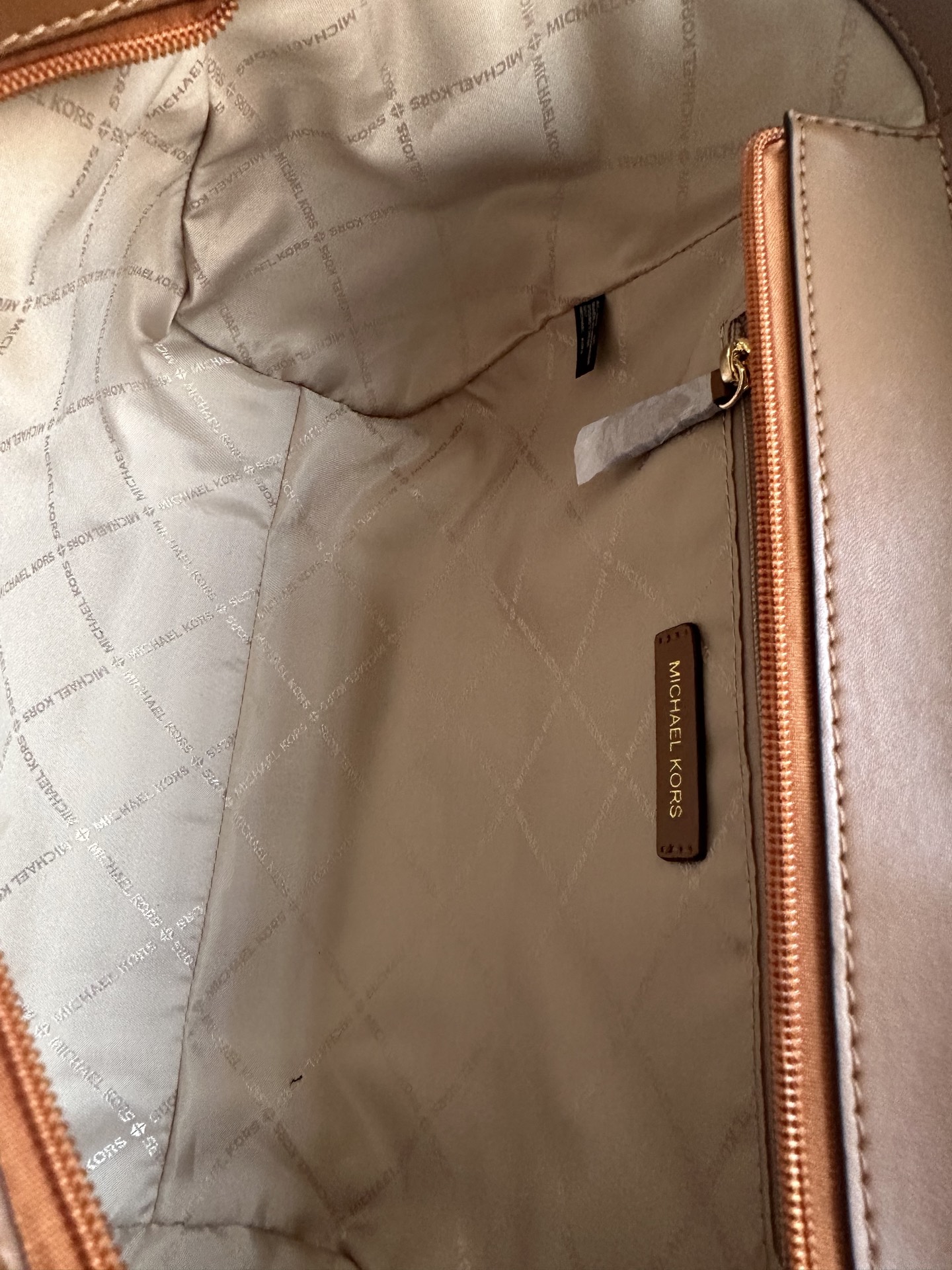 原单P390
mk新款JET SET TRAVEL系列妈咪购物袋，尺寸:底长27上宽39&times;26&times;11