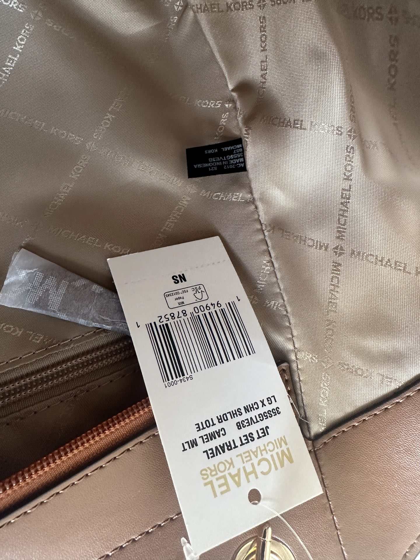 原单P390
mk新款JET SET TRAVEL系列妈咪购物袋，尺寸:底长27上宽39&times;26&times;11