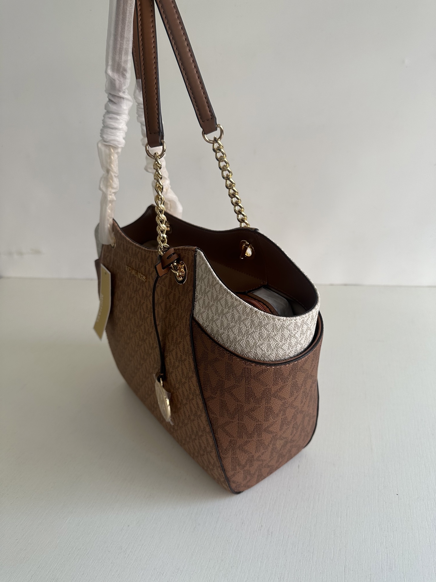 原单P390
mk新款JET SET TRAVEL系列妈咪购物袋，尺寸:底长27上宽39&times;26&times;11