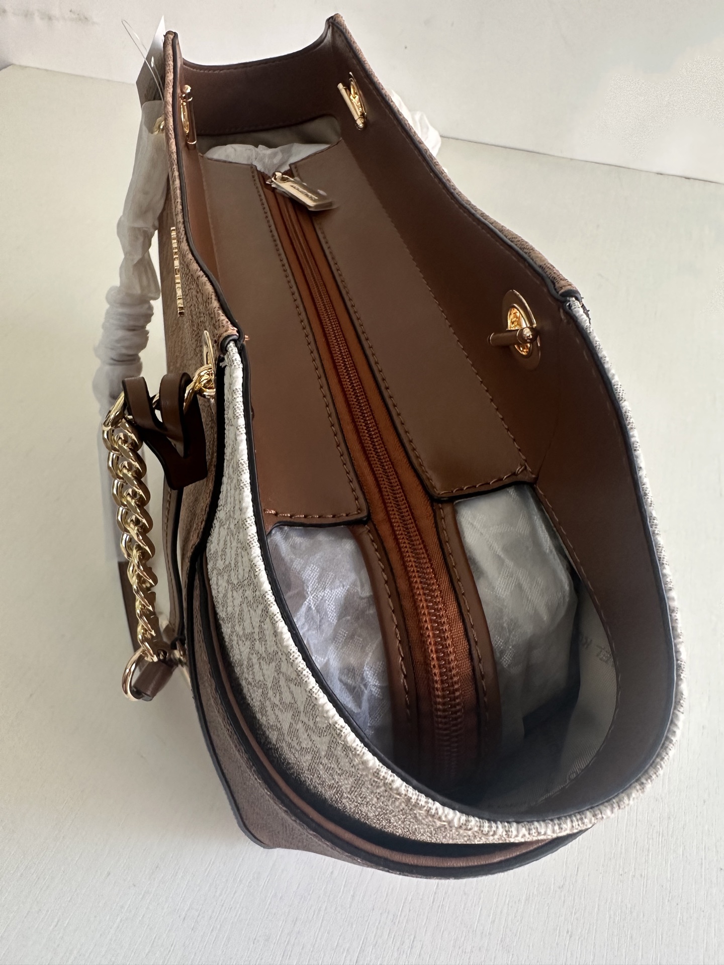 原单P390
mk新款JET SET TRAVEL系列妈咪购物袋，尺寸:底长27上宽39&times;26&times;11