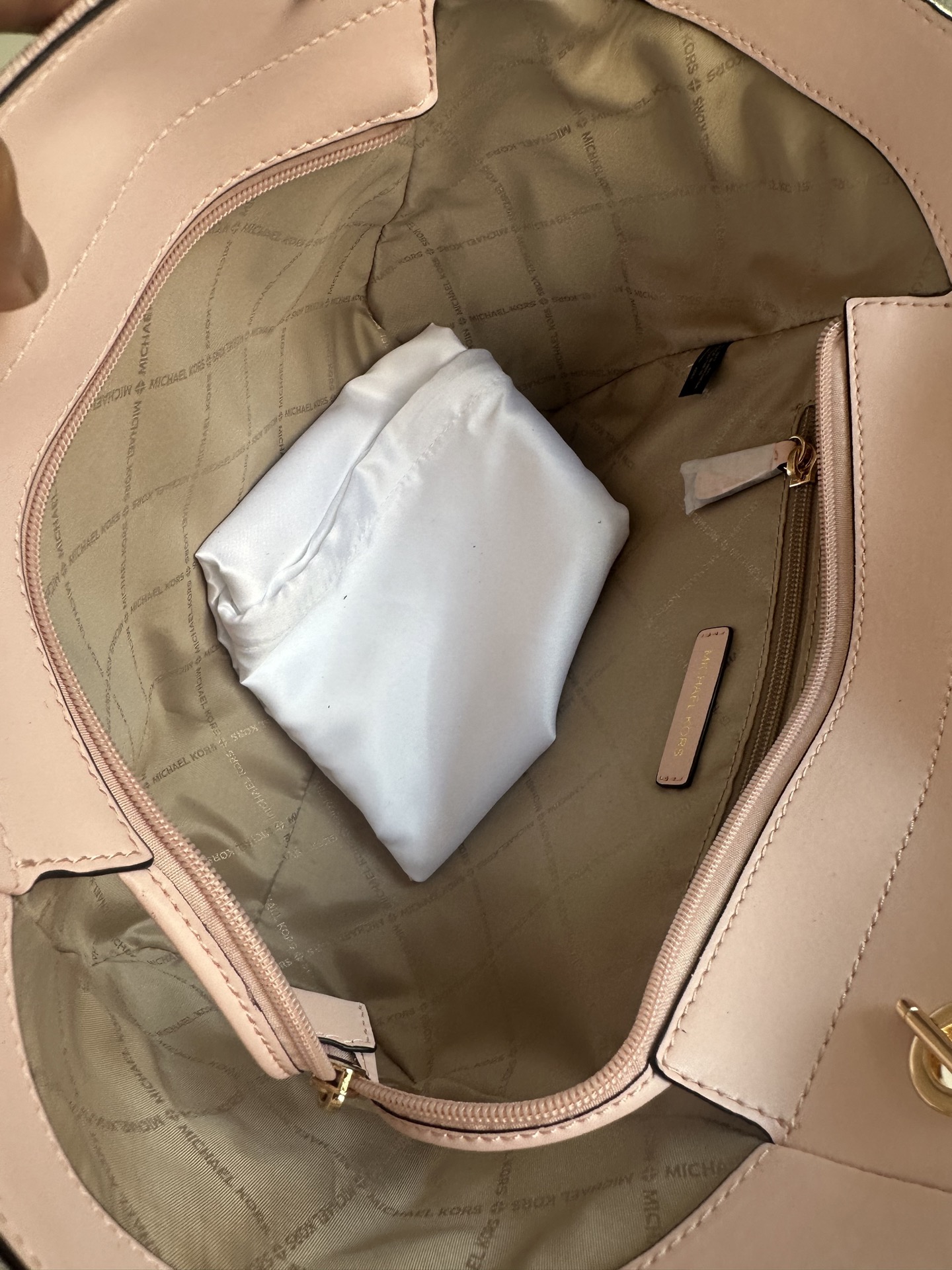 原单340
mk新款JET SET TRAVEL系列妈咪购物袋，尺寸:底长27上宽39&times;26&times;11