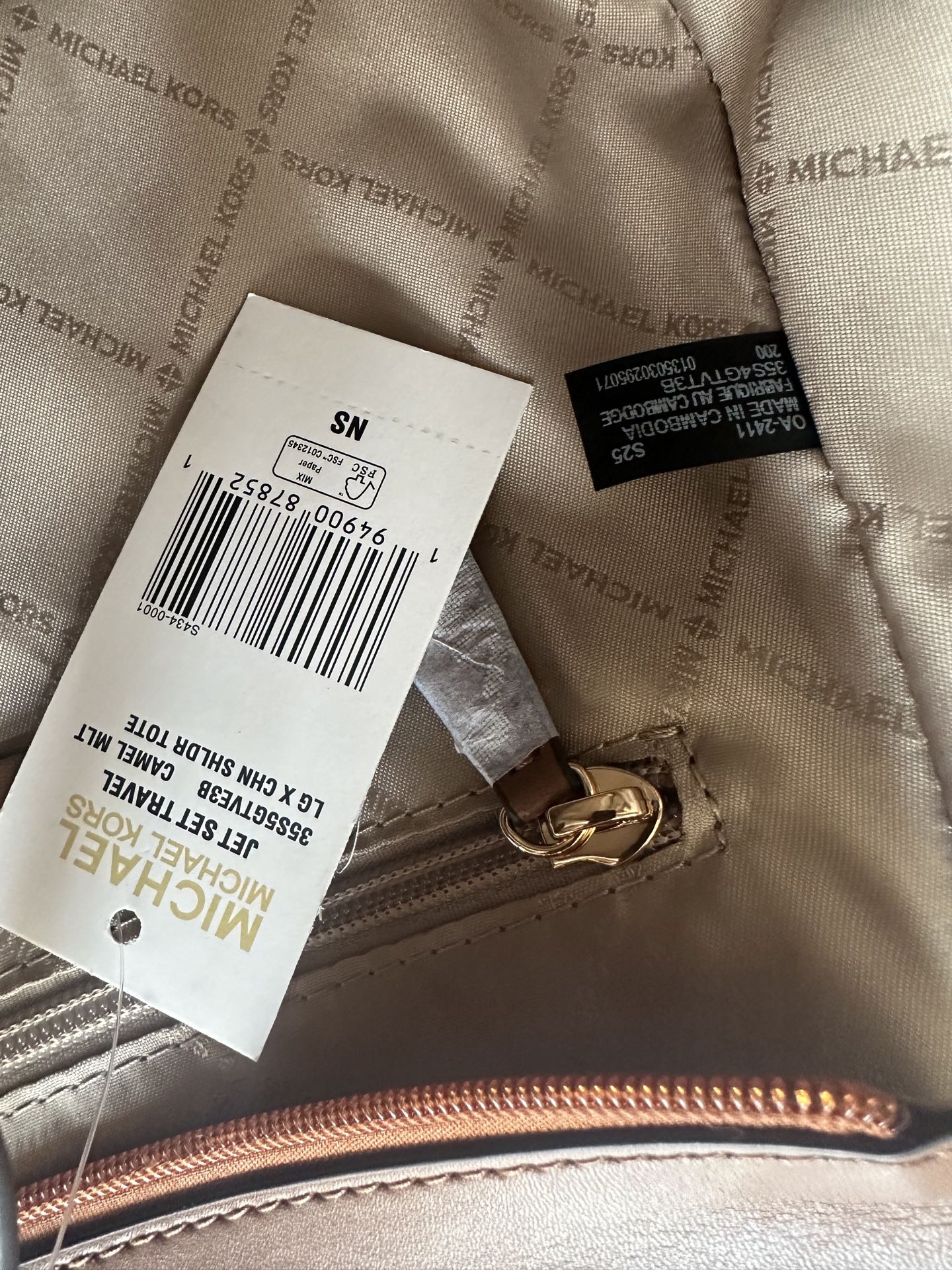 原单P390
mk新款JET SET TRAVEL系列妈咪购物袋，尺寸:底长27上宽39&times;26&times;11