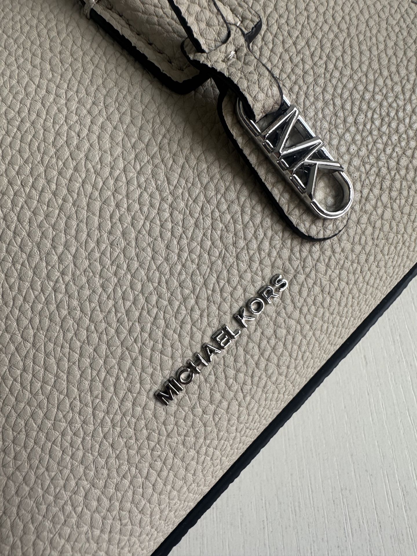 Michael Kors MK新款Ashton系列小号女士手提包波士顿包枕头包，尺寸：20×15×9