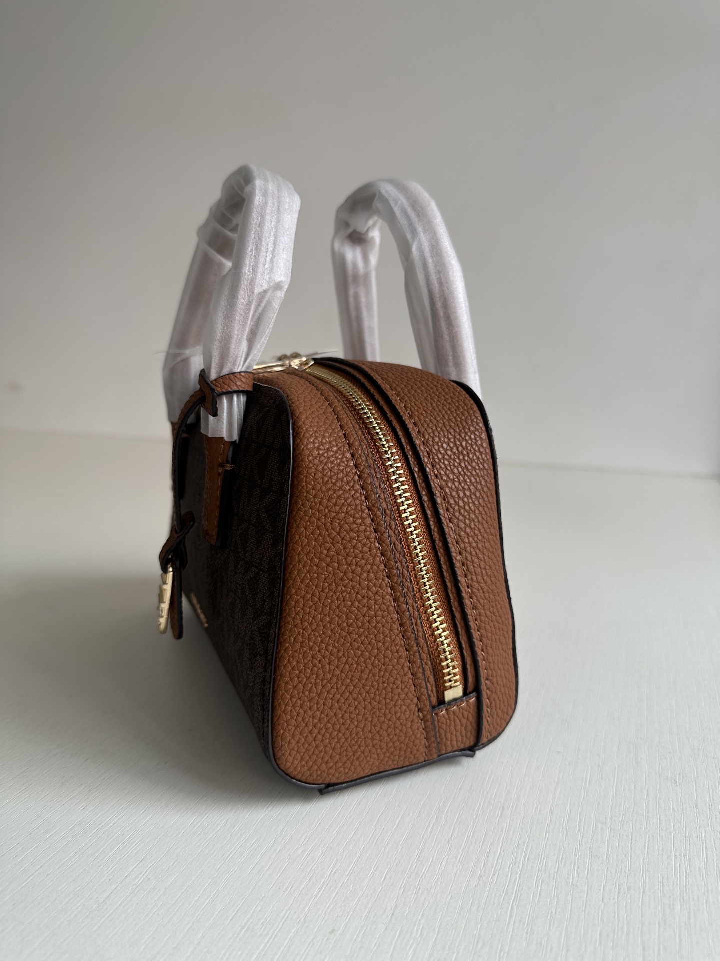 Michael Kors MK新款Ashton系列小号女士手提包波士顿包枕头包，尺寸：20×15×9