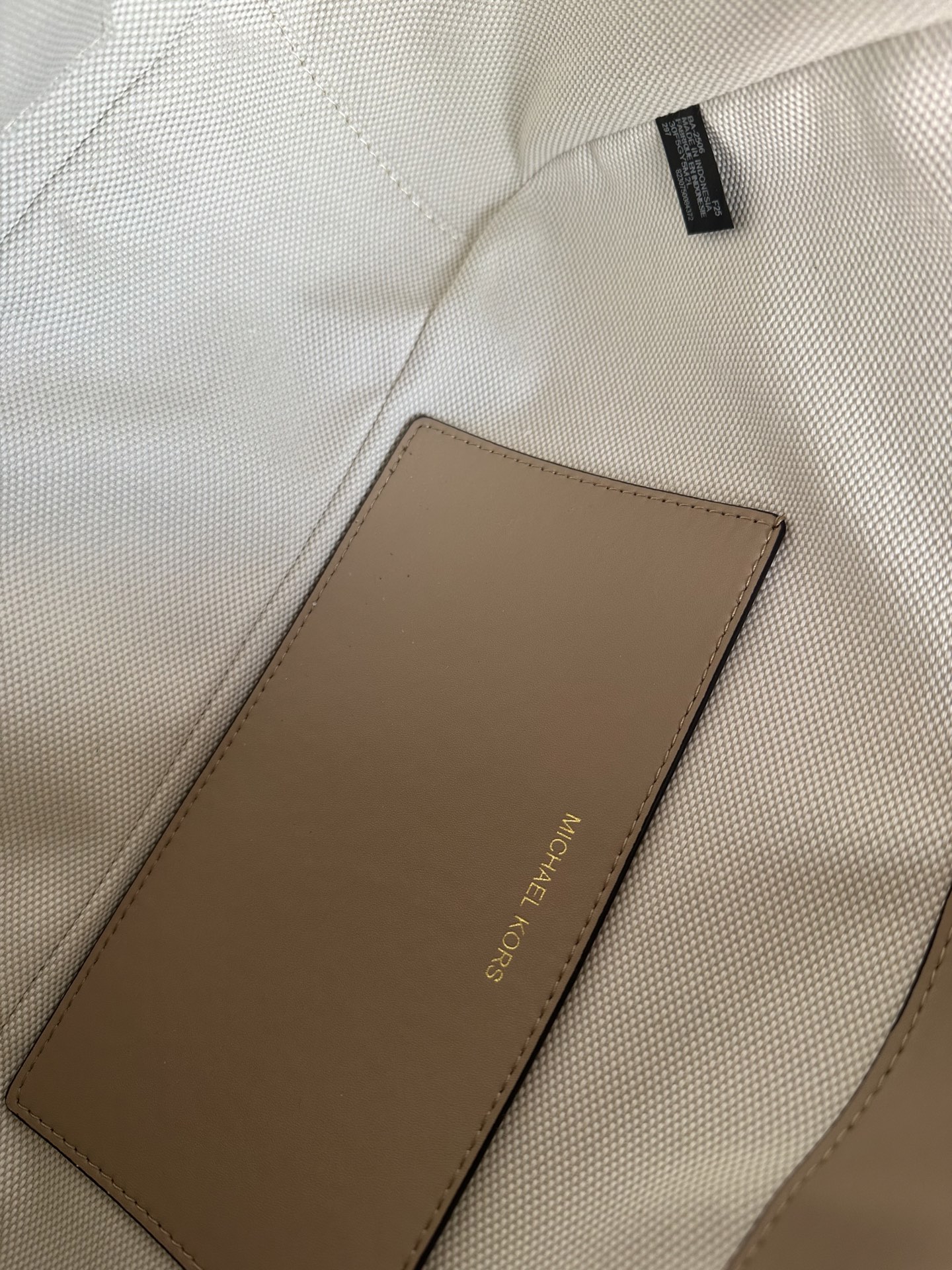 Michael Kors <反毛皮材质> mk新款Nolita系列Michael kors 中号反毛皮单肩包