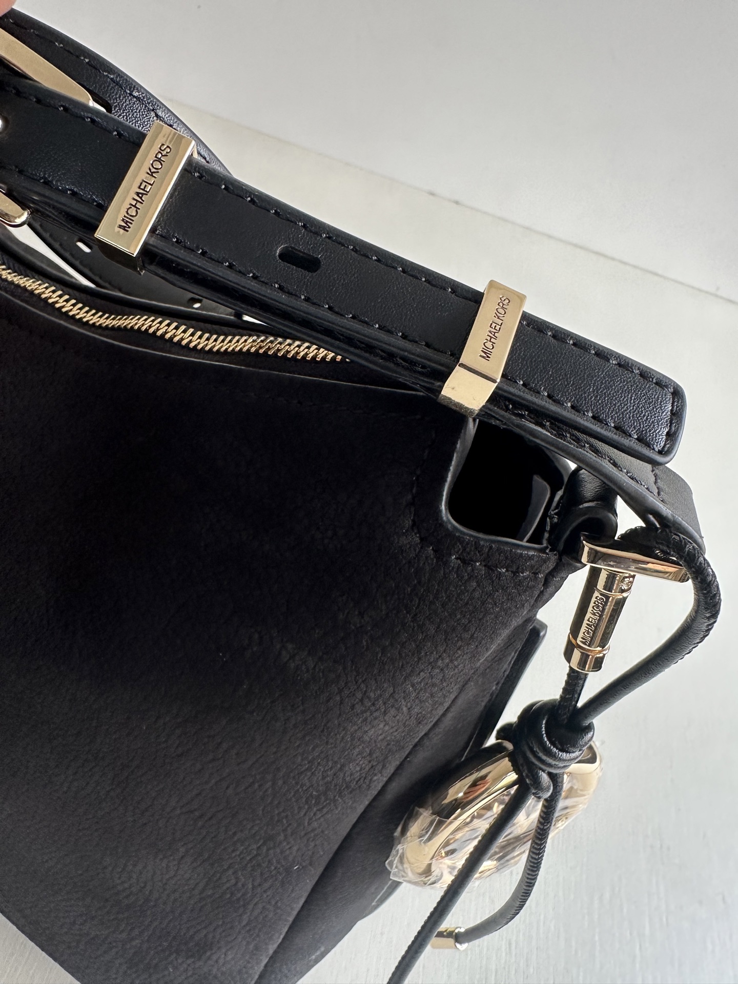 Michael Kors <反毛皮材质> mk新款Nolita系列Michael kors 中号反毛皮单肩包