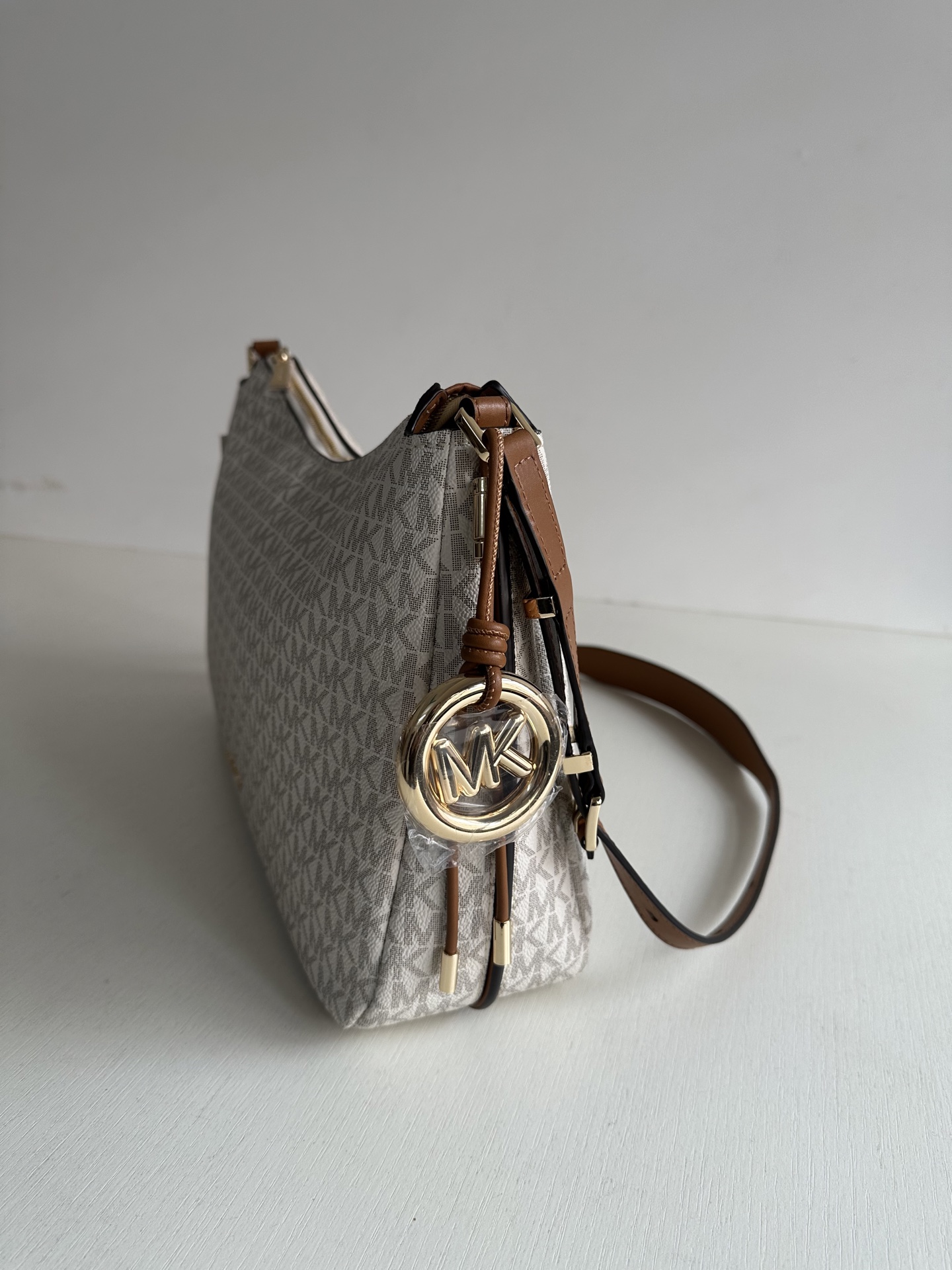 Michael Kors mk新款Nolita系列Michael kors 中号pvc配皮单肩包，腋下包，斜挎包 尺寸：39×25×10