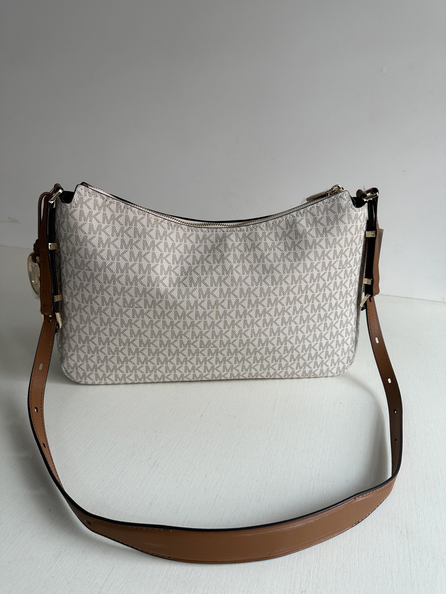 Michael Kors mk新款Nolita系列Michael kors 中号pvc配皮单肩包，腋下包，斜挎包 尺寸：39×25×10