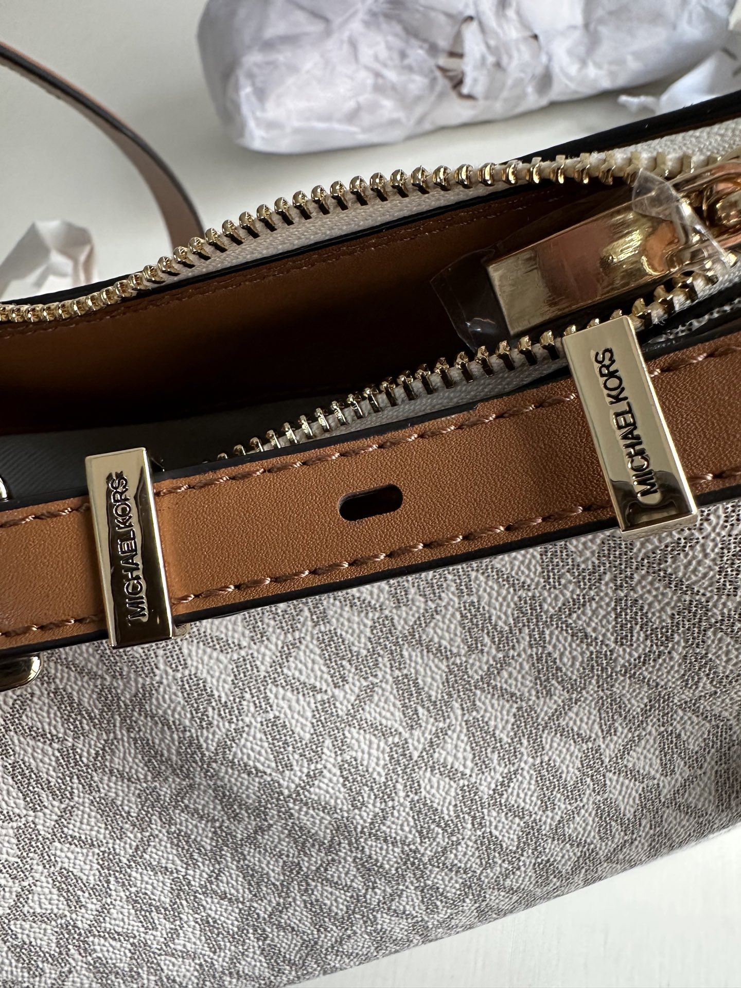 Michael Kors mk新款Nolita系列Michael kors 中号pvc配皮单肩包，腋下包，斜挎包 尺寸：39×25×10