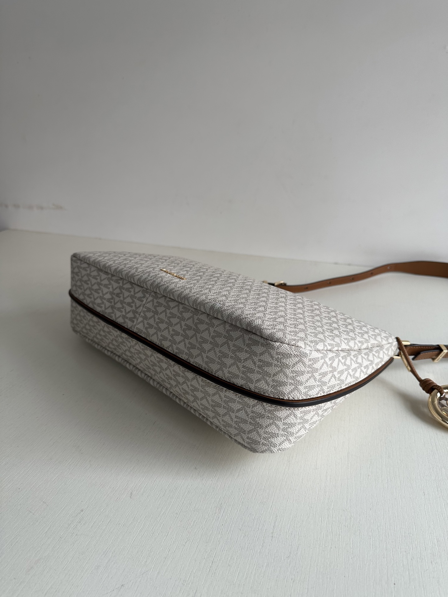 Michael Kors mk新款Nolita系列Michael kors 中号pvc配皮单肩包，腋下包，斜挎包 尺寸：39×25×10