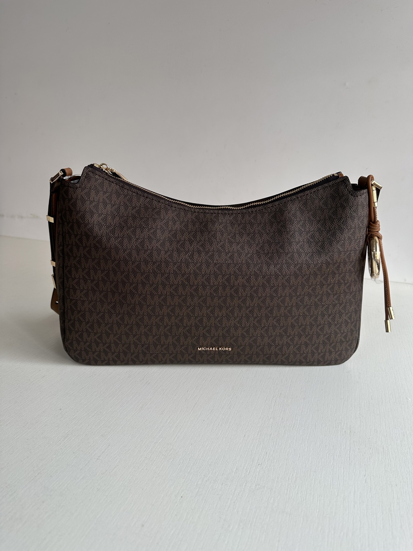 Michael Kors mk新款Nolita系列Michael kors 中号pvc配皮单肩包，腋下包，斜挎包 尺寸：39×25×10