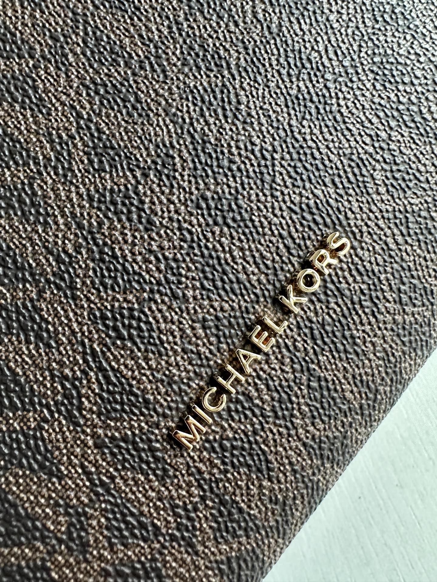 Michael Kors mk新款Nolita系列Michael kors 中号pvc配皮单肩包，腋下包，斜挎包 尺寸：39×25×10