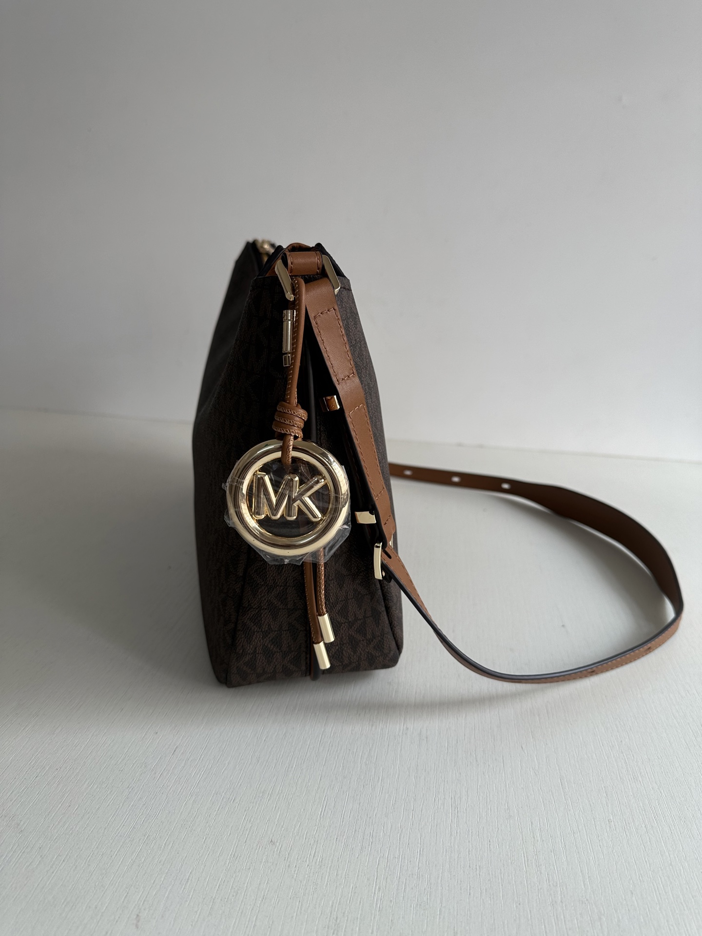 Michael Kors mk新款Nolita系列Michael kors 中号pvc配皮单肩包，腋下包，斜挎包 尺寸：39×25×10
