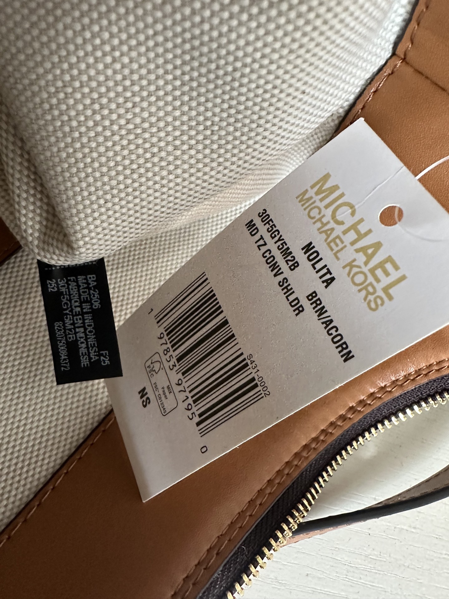 Michael Kors mk新款Nolita系列Michael kors 中号pvc配皮单肩包，腋下包，斜挎包 尺寸：39×25×10