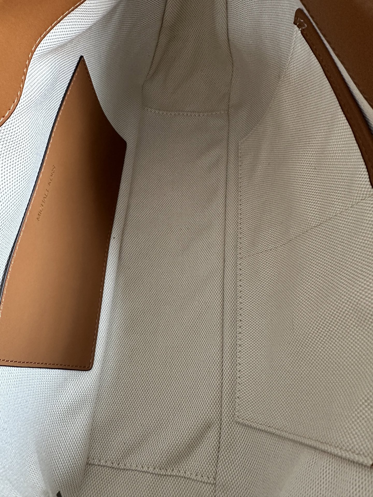 Michael Kors mk新款Nolita系列Michael kors 中号pvc配皮单肩包，腋下包，斜挎包 尺寸：39×25×10