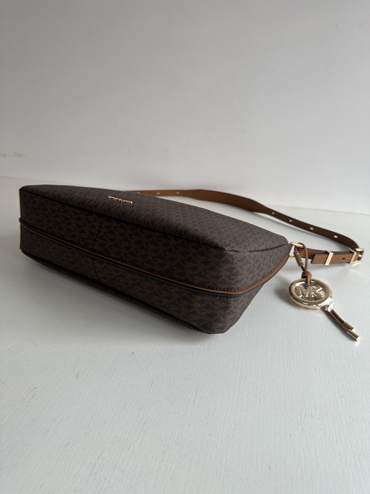 Michael Kors mk新款Nolita系列Michael kors 中号pvc配皮单肩包，腋下包，斜挎包 尺寸：39×25×10
